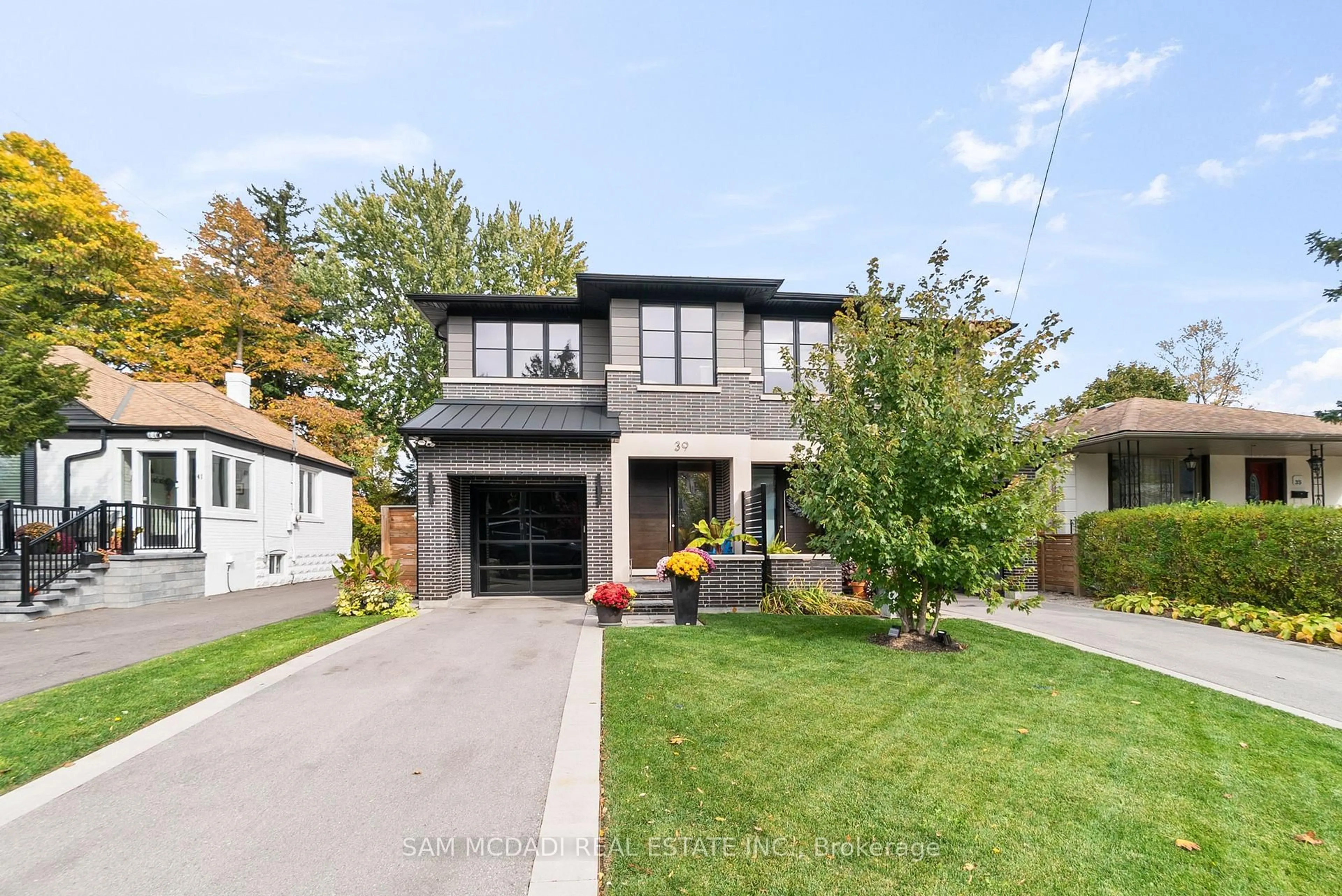 Home with brick exterior material, street for 39 Oakwood Ave, Mississauga Ontario L5G 3L8