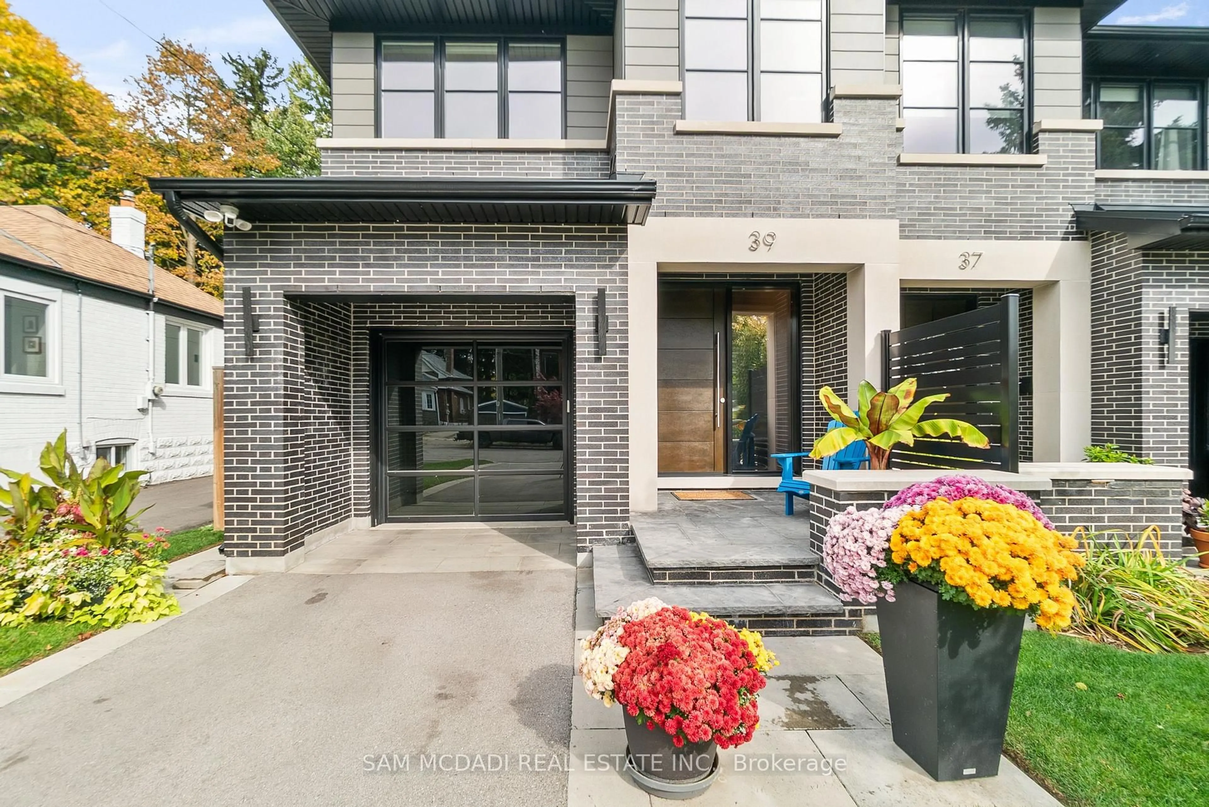 Home with brick exterior material, street for 39 Oakwood Ave, Mississauga Ontario L5G 3L8