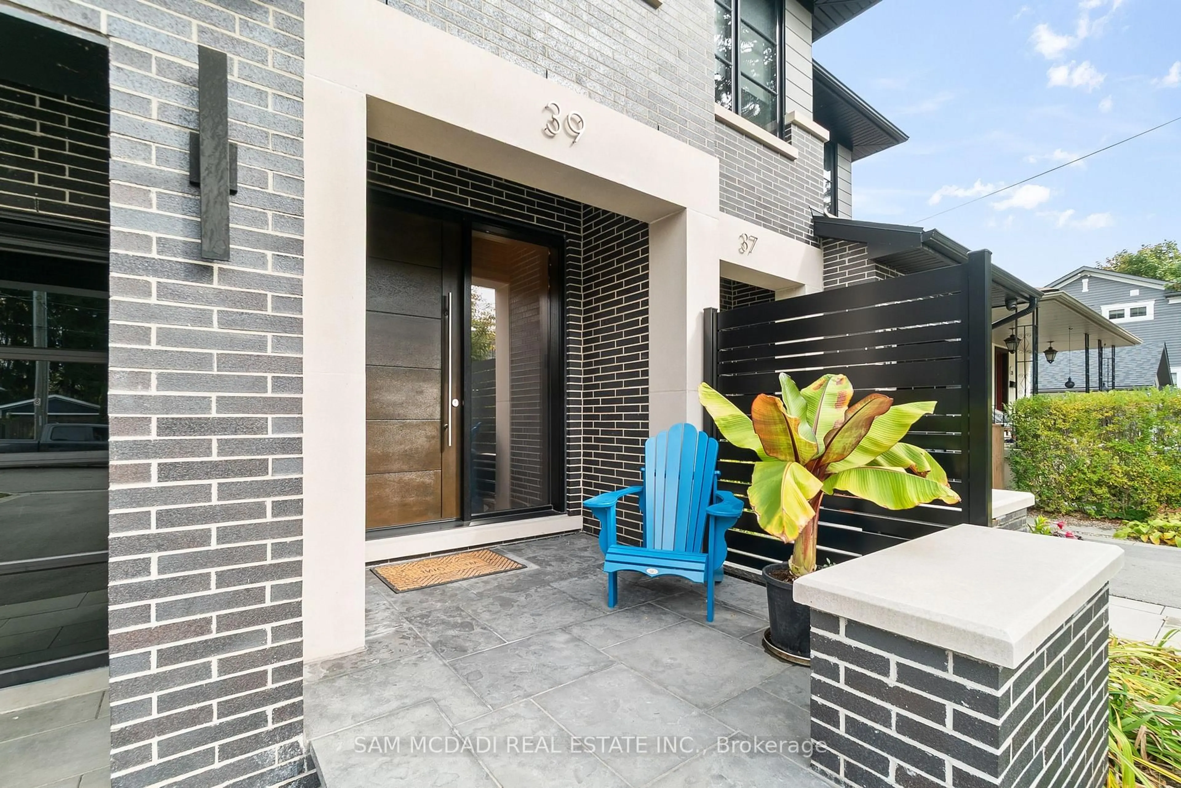 Unknown for 39 Oakwood Ave, Mississauga Ontario L5G 3L8