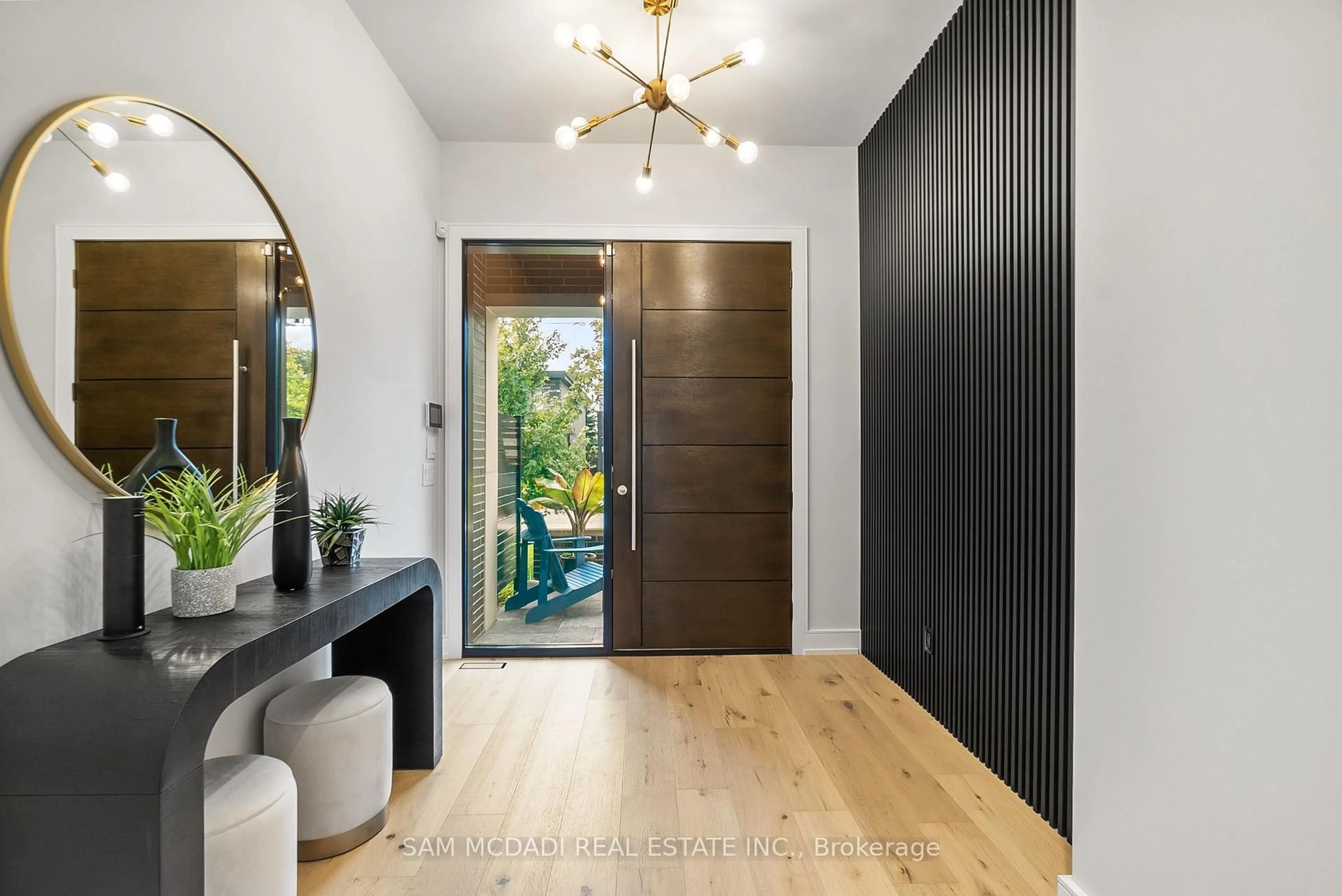 Indoor entryway for 39 Oakwood Ave, Mississauga Ontario L5G 3L8