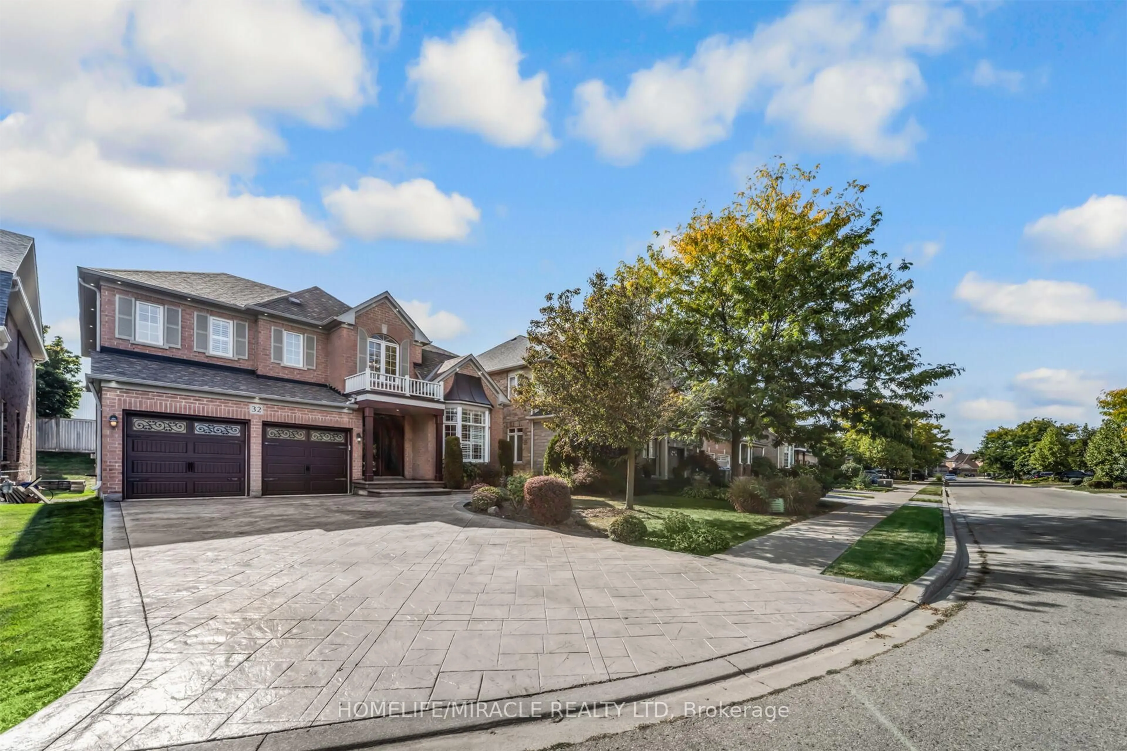 A pic from outside/outdoor area/front of a property/back of a property/a pic from drone, street for 32 Xavier Crt, Brampton Ontario L6Y 5S1
