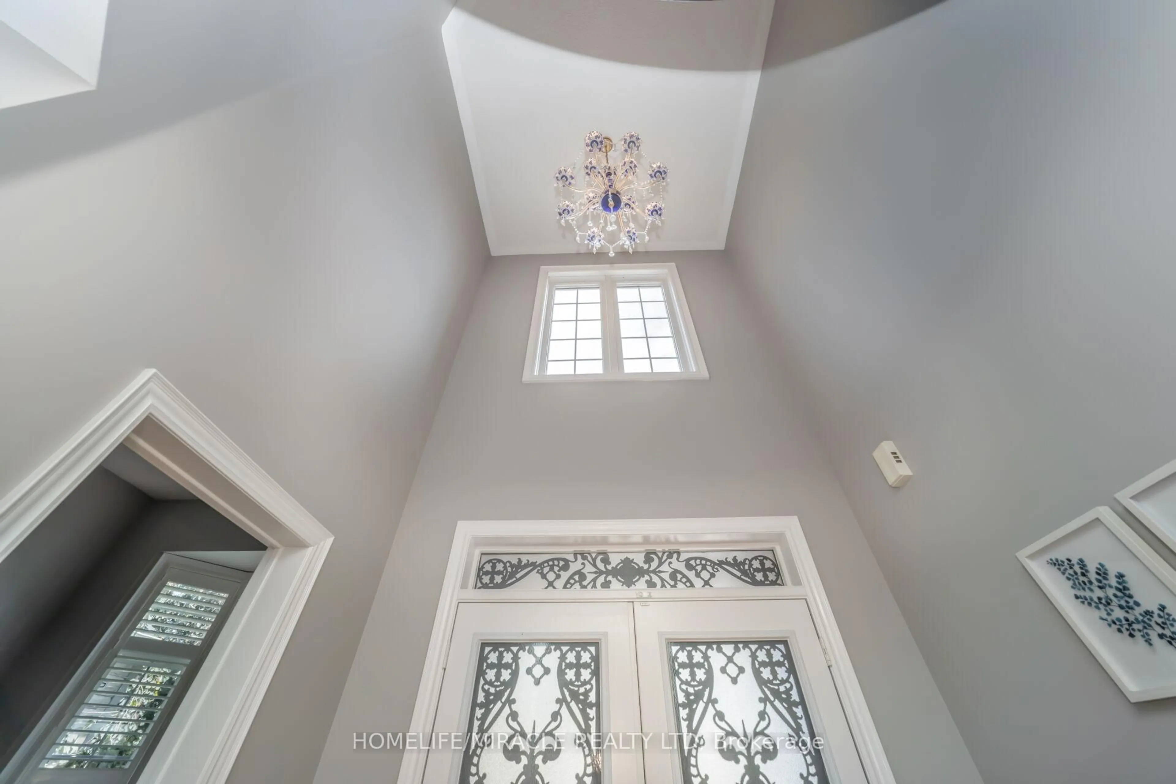 Indoor entryway for 32 Xavier Crt, Brampton Ontario L6Y 5S1