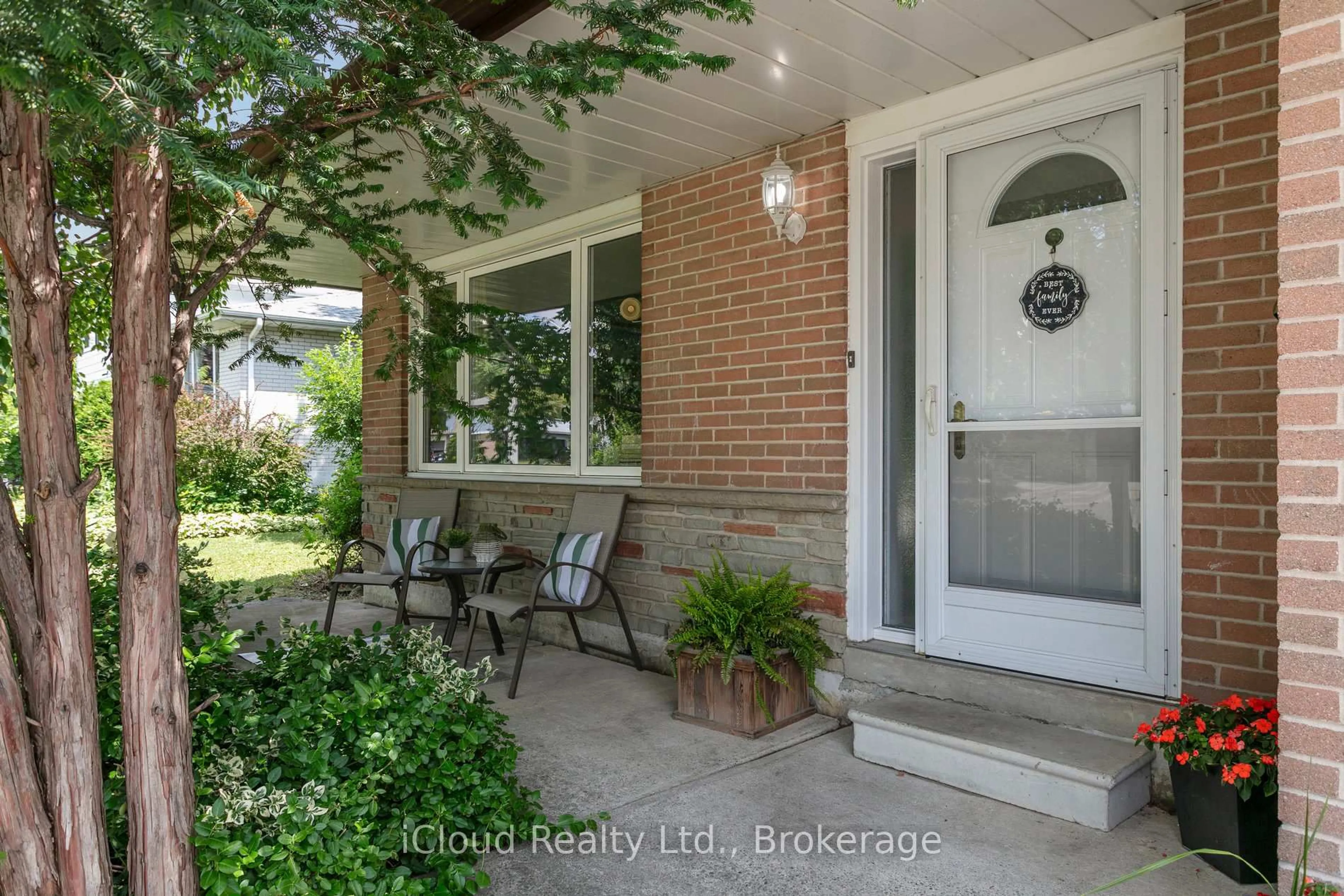 Indoor entryway for 47 Golf View Dr, Brampton Ontario L6W 1A4