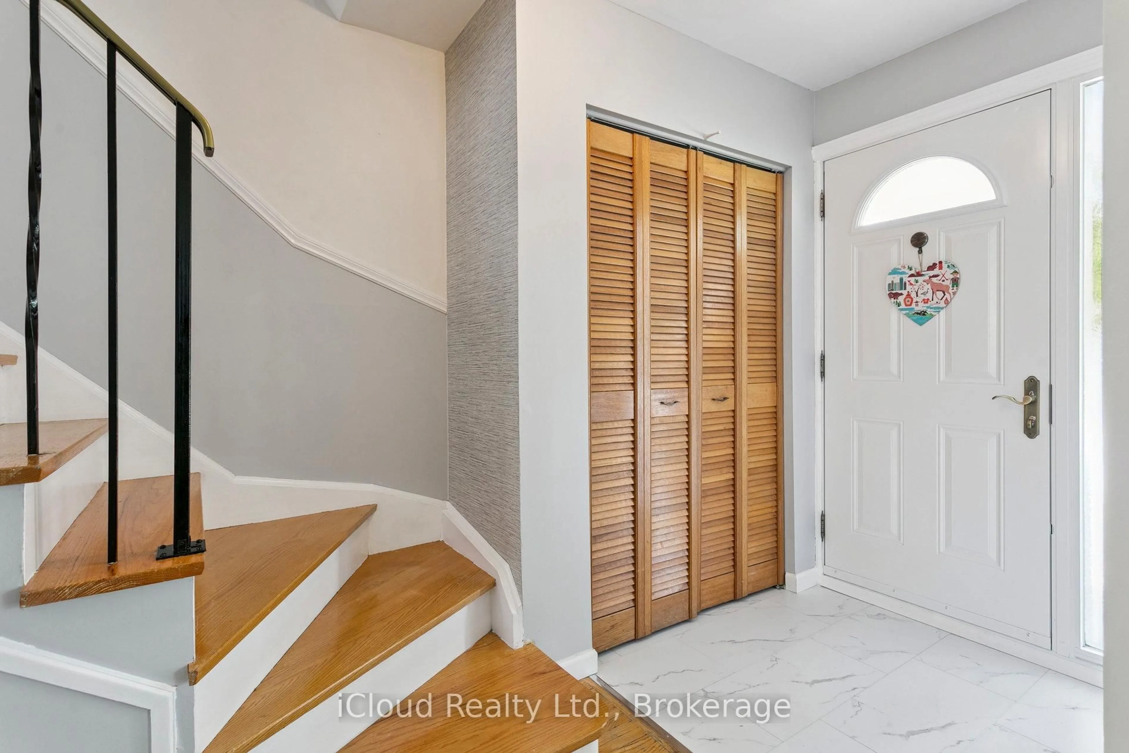 Indoor entryway for 47 Golf View Dr, Brampton Ontario L6W 1A4