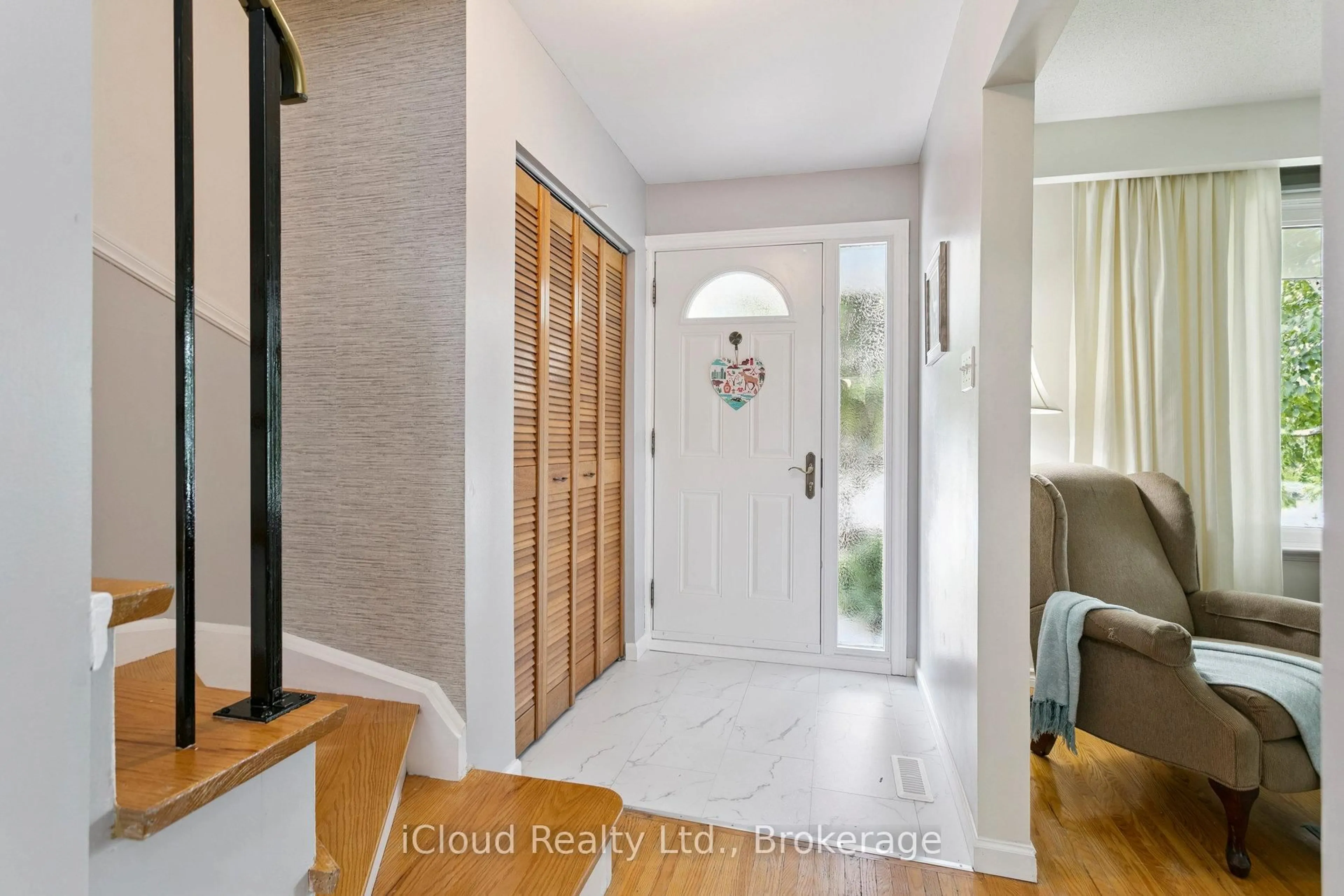Indoor entryway for 47 Golf View Dr, Brampton Ontario L6W 1A4
