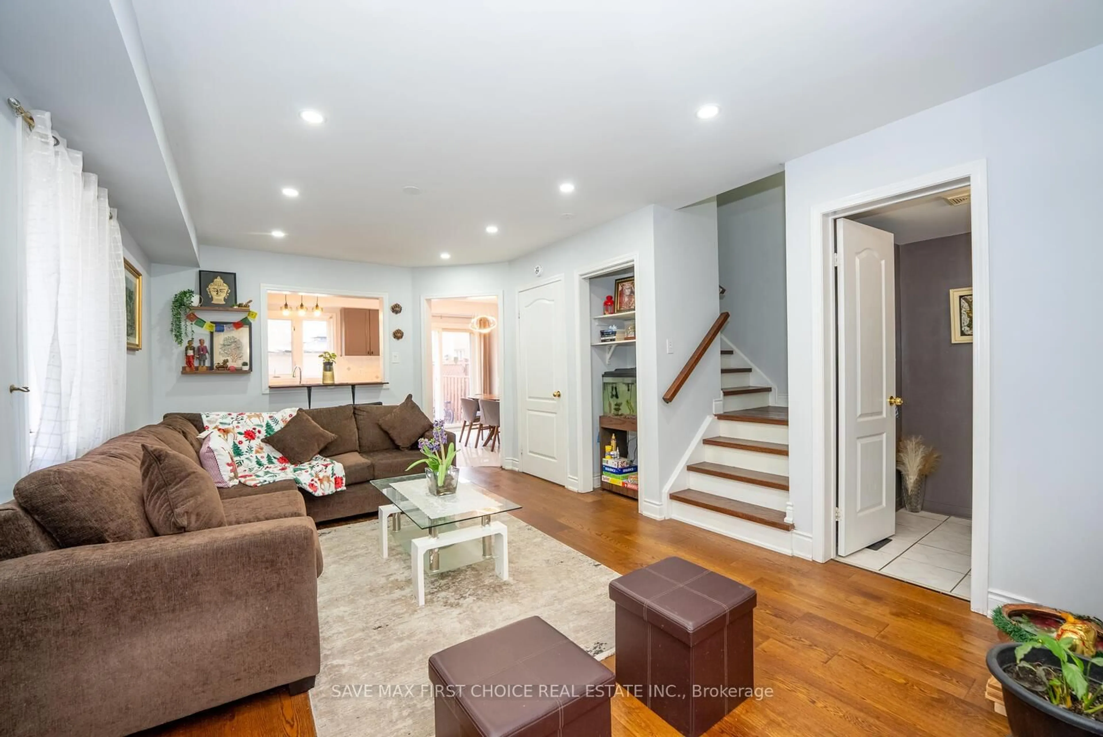 Living room with furniture, wood/laminate floor for 939 Tambourine Terr, Mississauga Ontario L5W 1S5