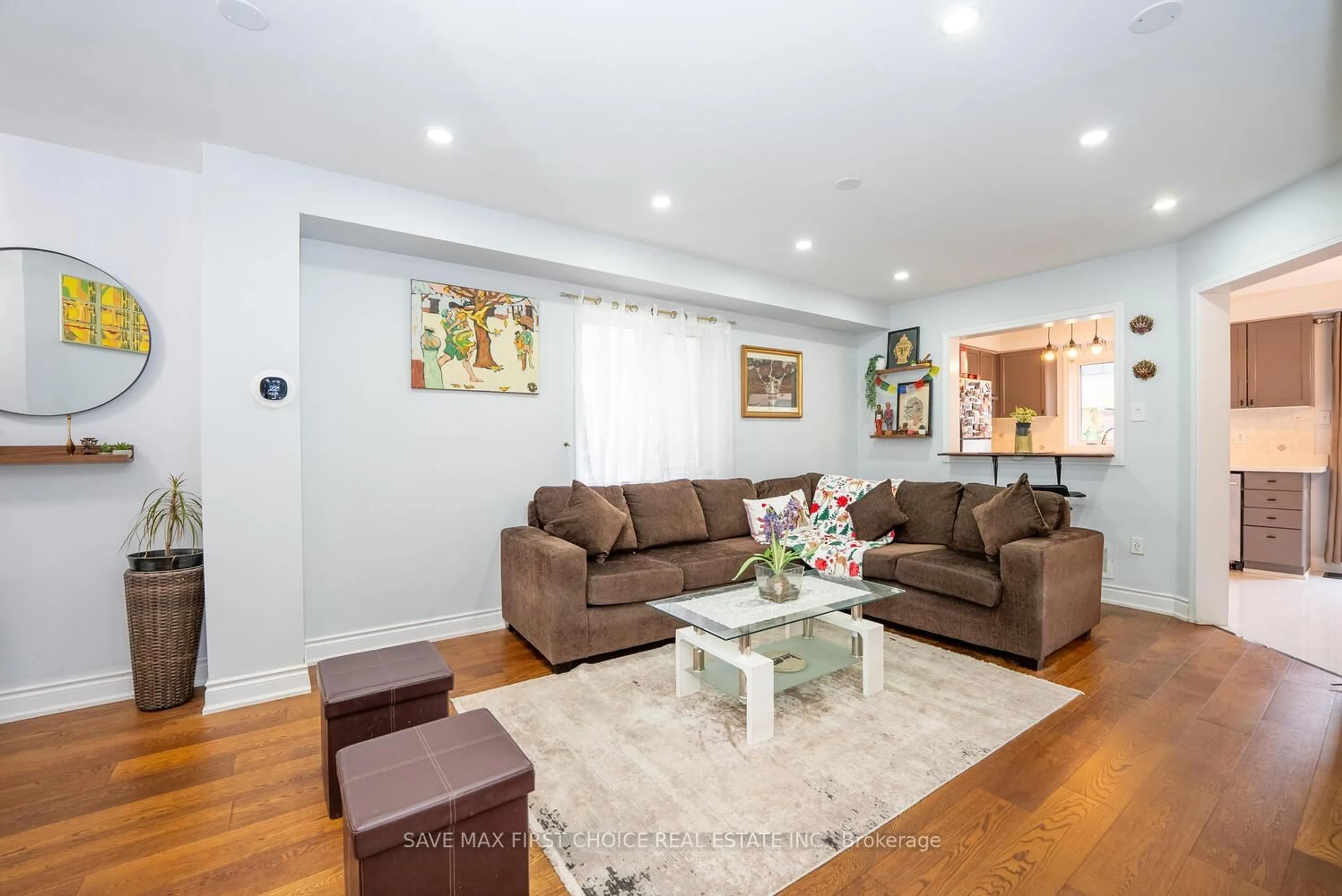 Living room with furniture, wood/laminate floor for 939 Tambourine Terr, Mississauga Ontario L5W 1S5