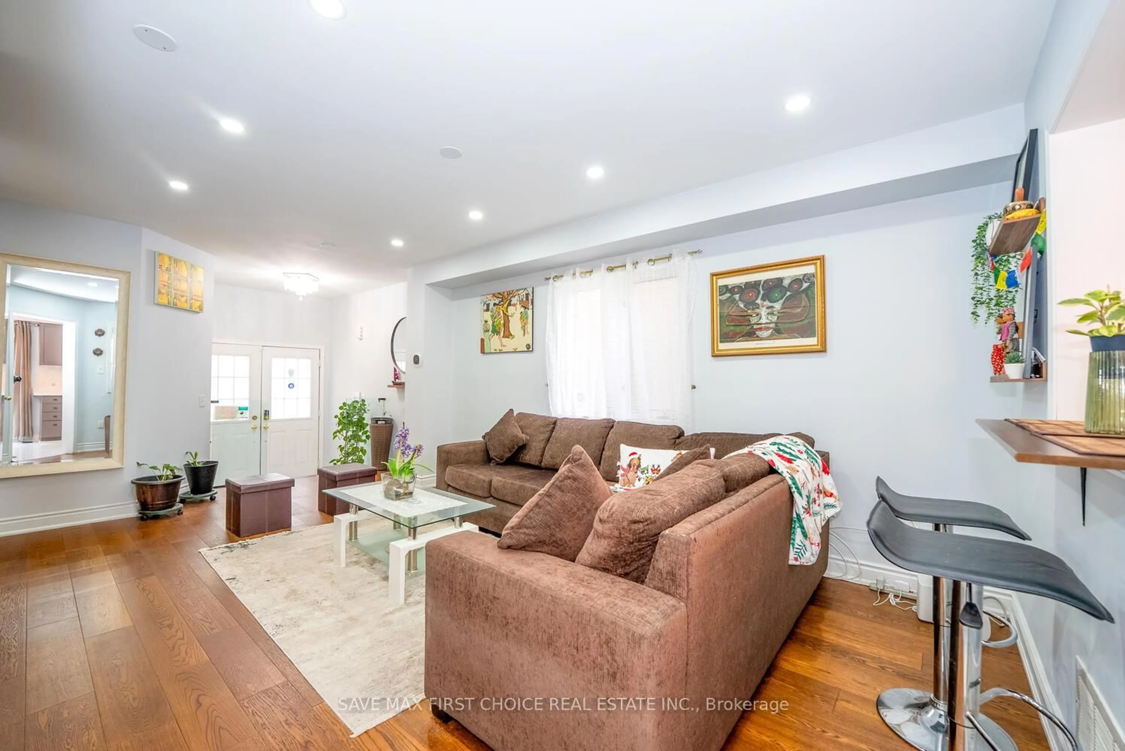 Living room with furniture, wood/laminate floor for 939 Tambourine Terr, Mississauga Ontario L5W 1S5