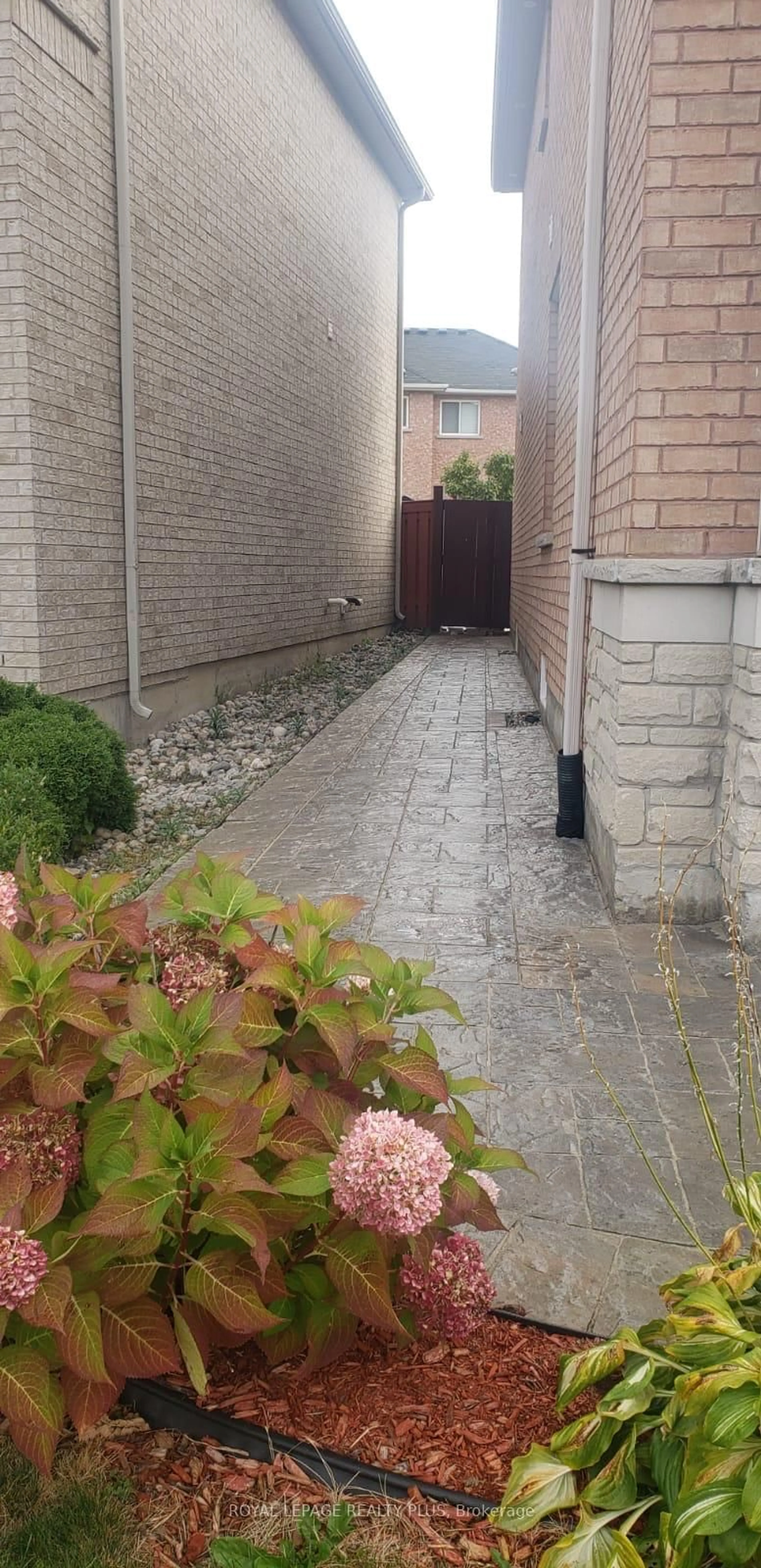 Patio, street for 135 Earlsbridge Blvd, Brampton Ontario L7A 3T7