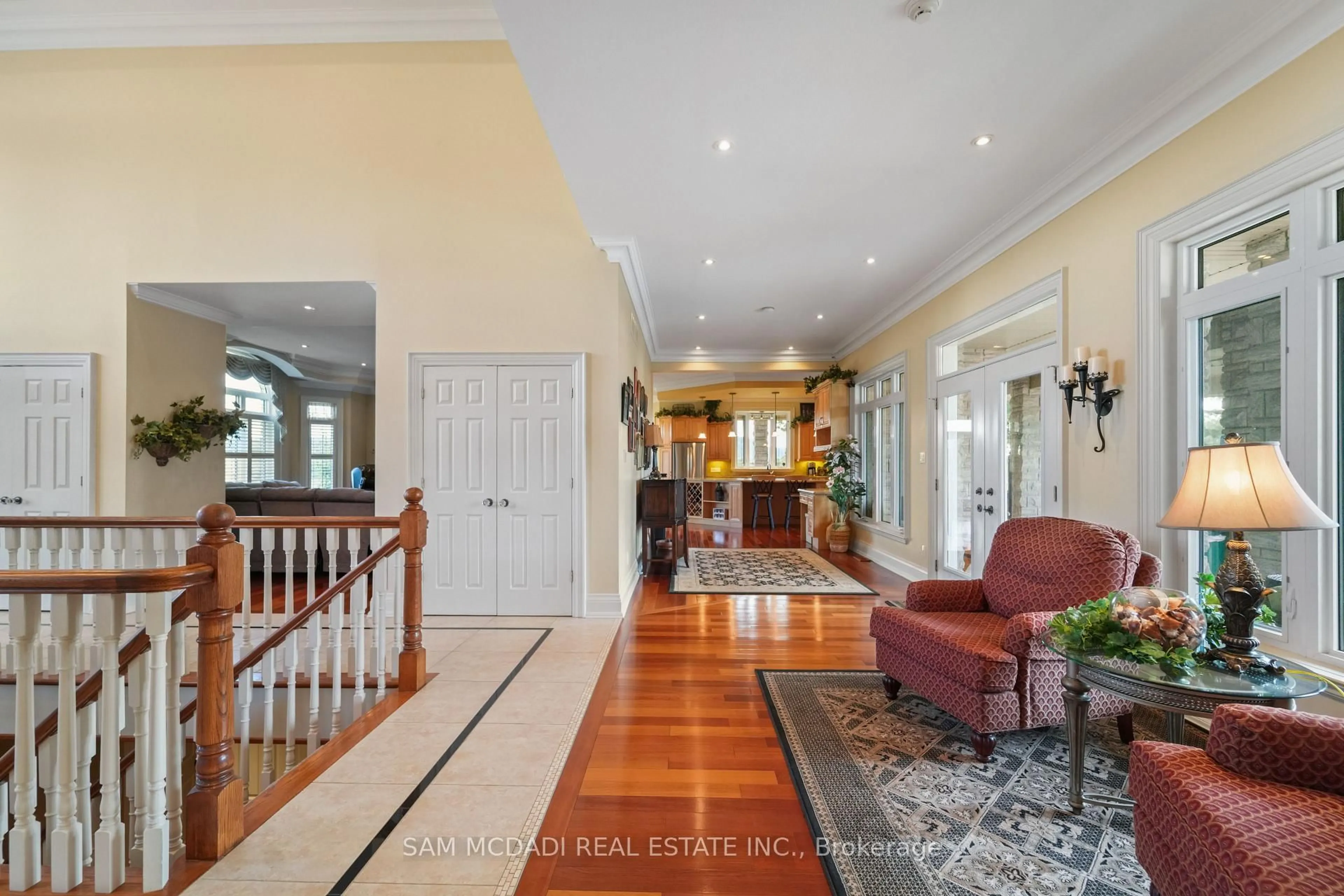 Indoor foyer for 5431 Appleby Line, Burlington Ontario L7M 0P3