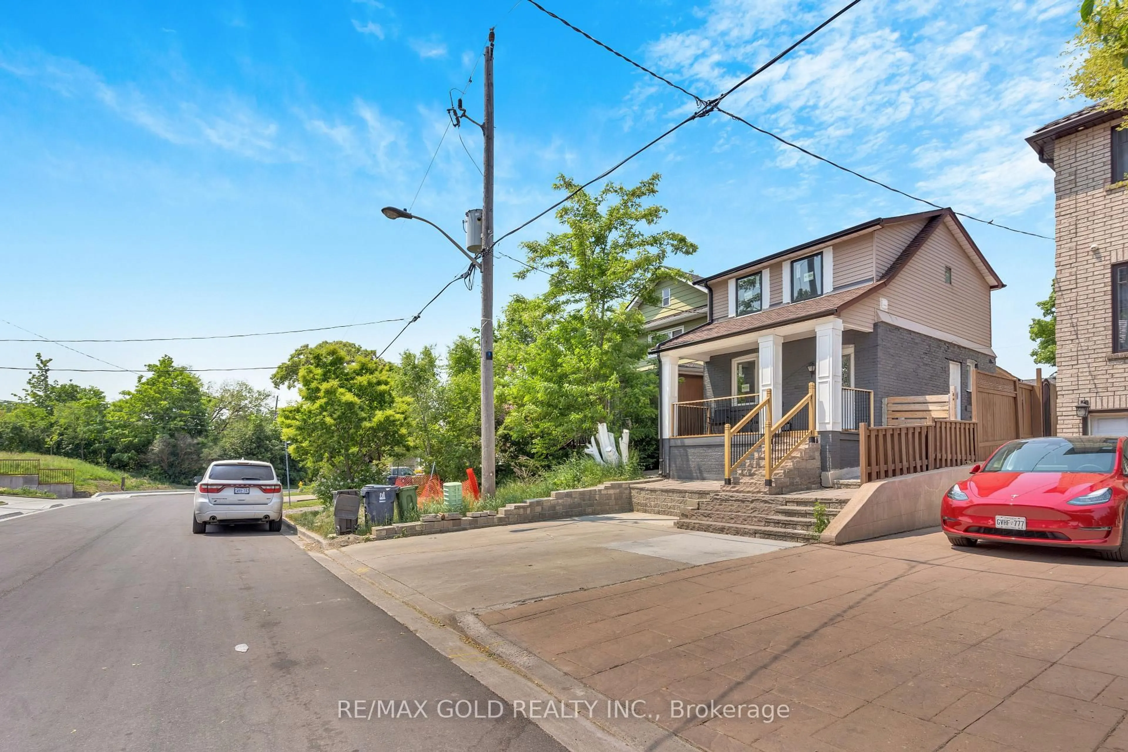A pic from outside/outdoor area/front of a property/back of a property/a pic from drone, street for 8 Fairglen Cres, Toronto Ontario M9N 1S2