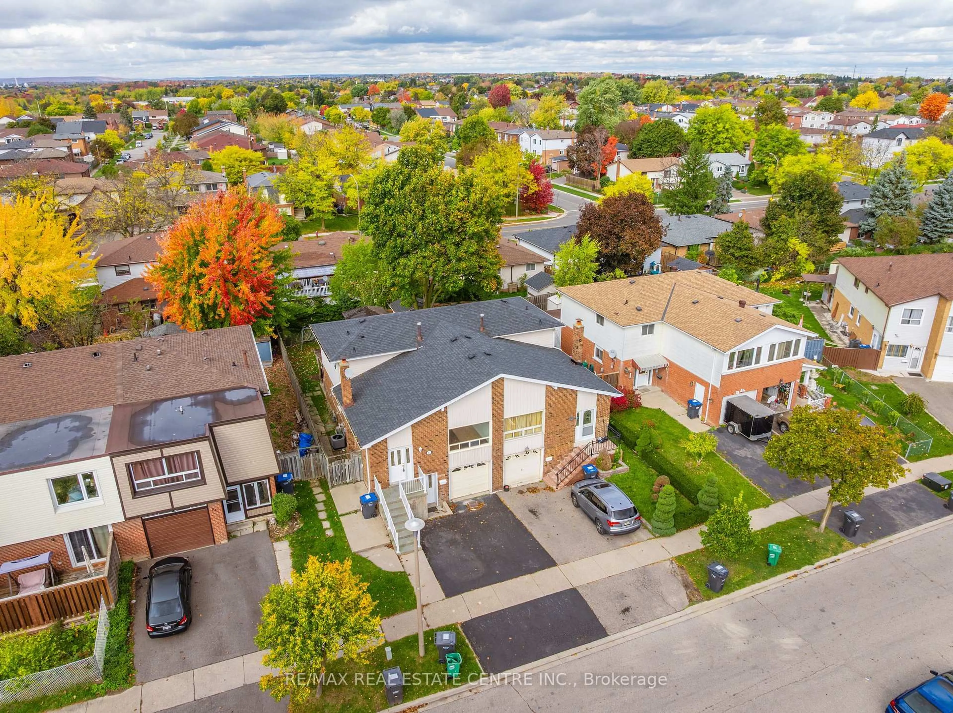 A pic from outside/outdoor area/front of a property/back of a property/a pic from drone, street for 82 MERTON Rd, Brampton Ontario L6V 2V6