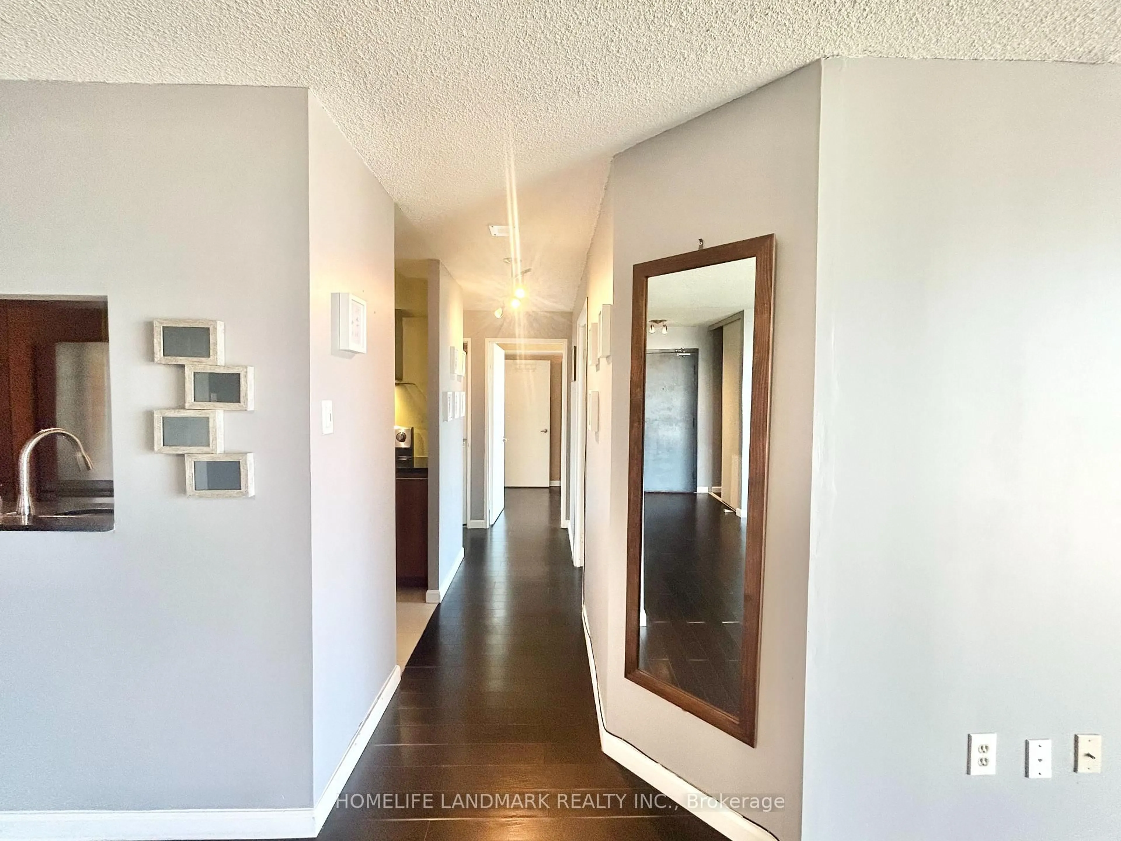 Indoor entryway for 4185 Shipp Dr #1711, Mississauga Ontario L4Z 2Y8