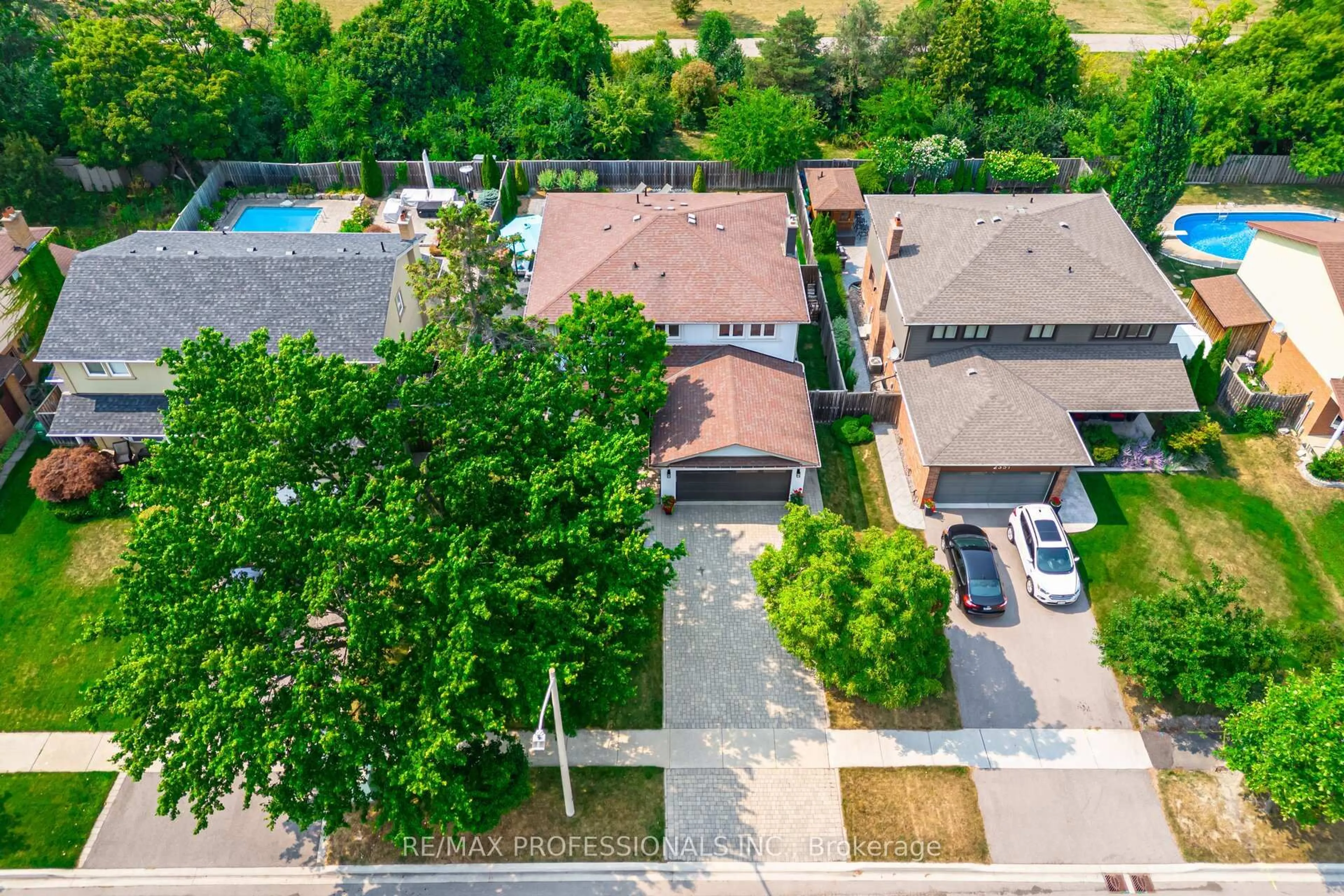 A pic from outside/outdoor area/front of a property/back of a property/a pic from drone, street for 2357 Kenbarb Rd, Mississauga Ontario L5B 2E9