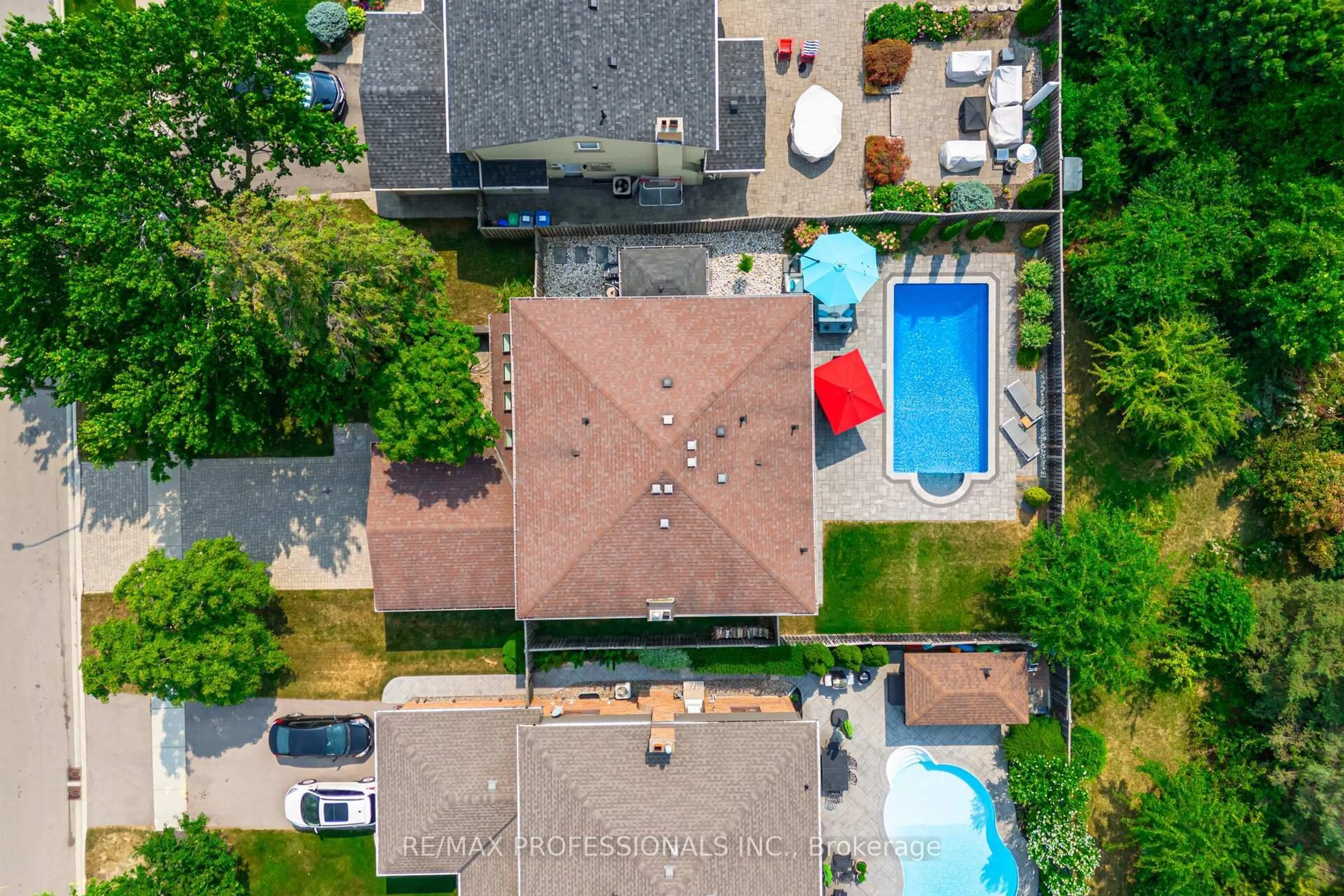 A pic from outside/outdoor area/front of a property/back of a property/a pic from drone, street for 2357 Kenbarb Rd, Mississauga Ontario L5B 2E9