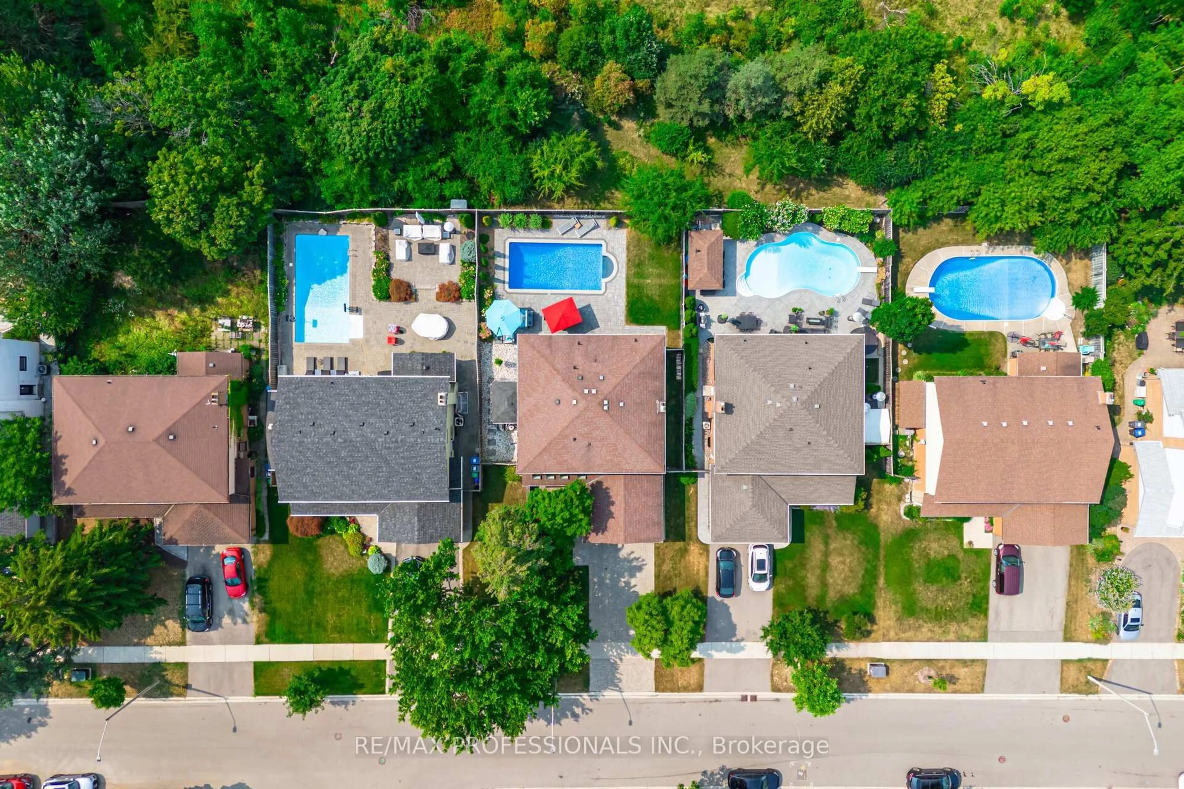 A pic from outside/outdoor area/front of a property/back of a property/a pic from drone, street for 2357 Kenbarb Rd, Mississauga Ontario L5B 2E9