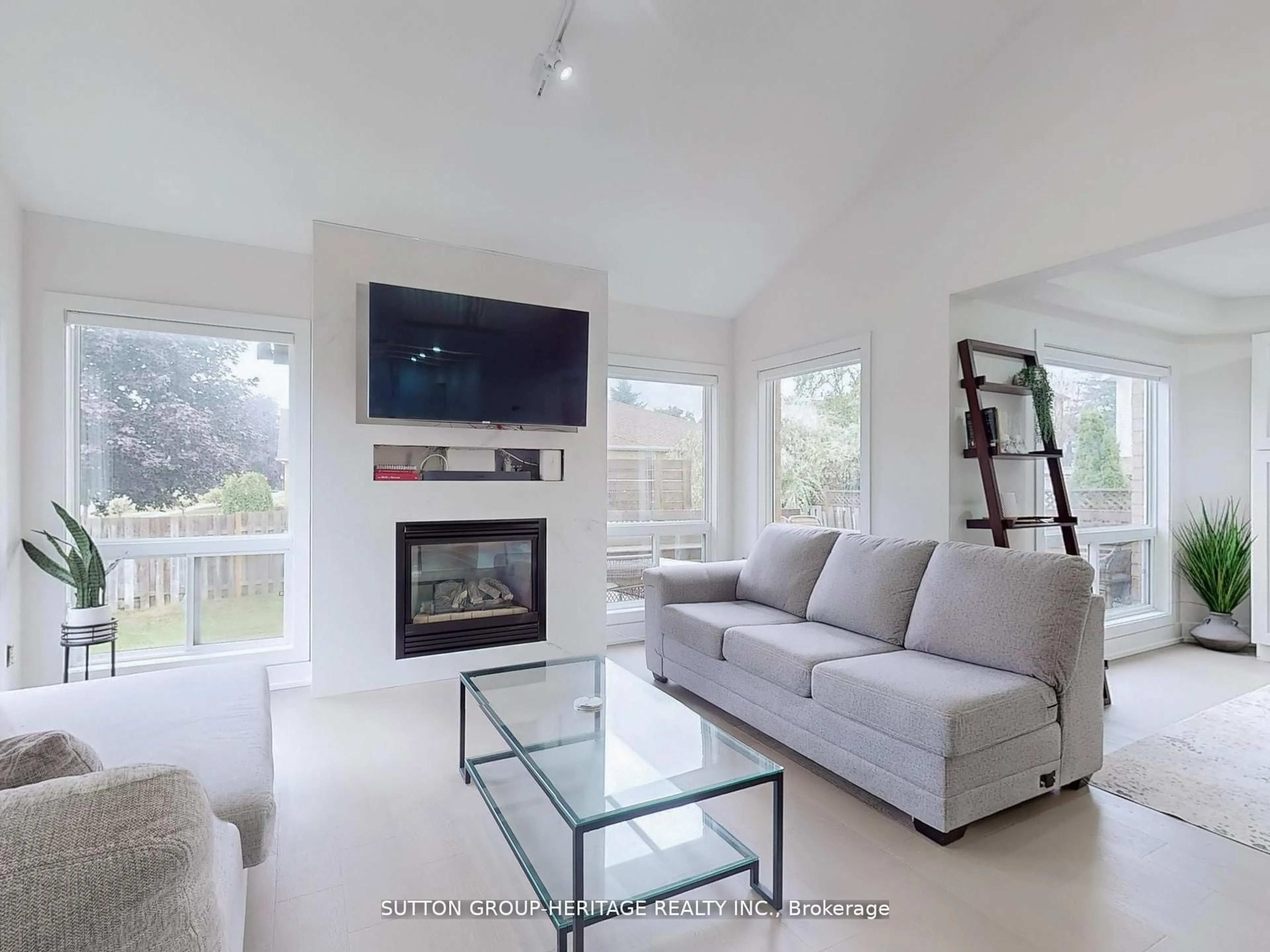 Living room with furniture, unknown for 1 Sherwood St, Orangeville Ontario L9W 5A5