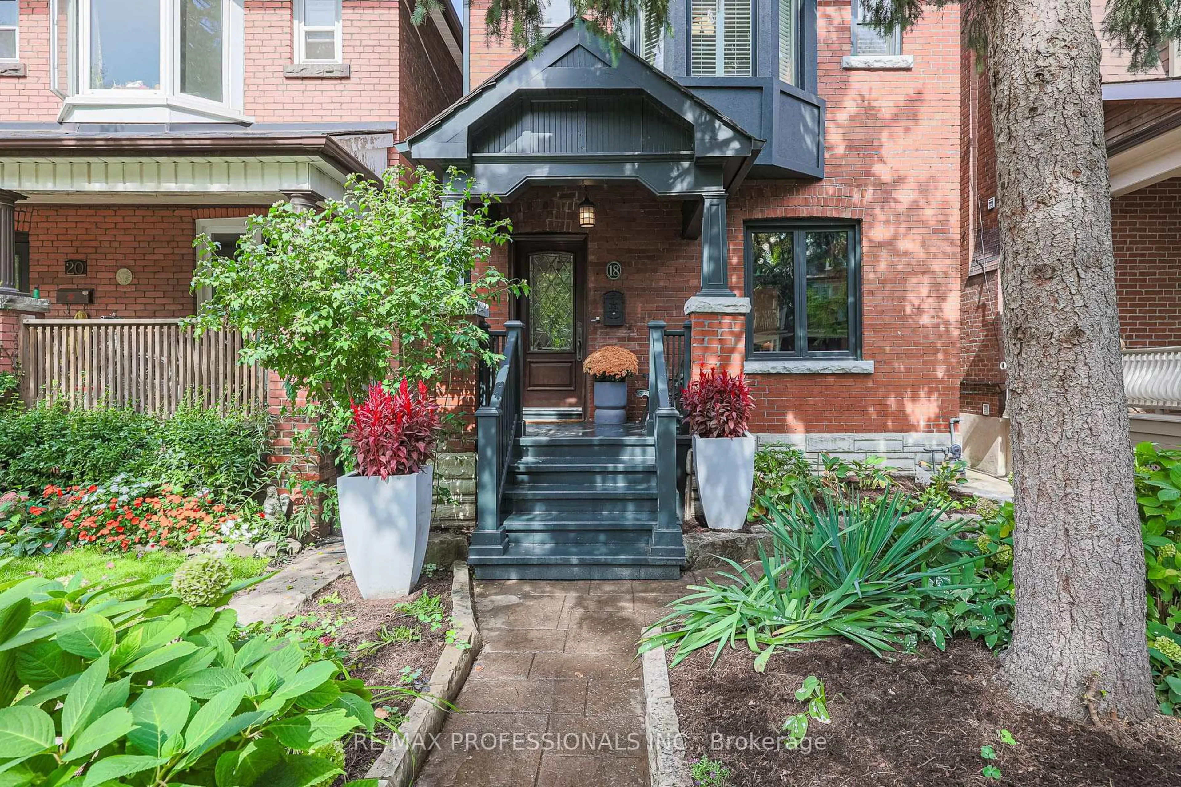 Unknown for 18 Constance St, Toronto Ontario M6R 1S4