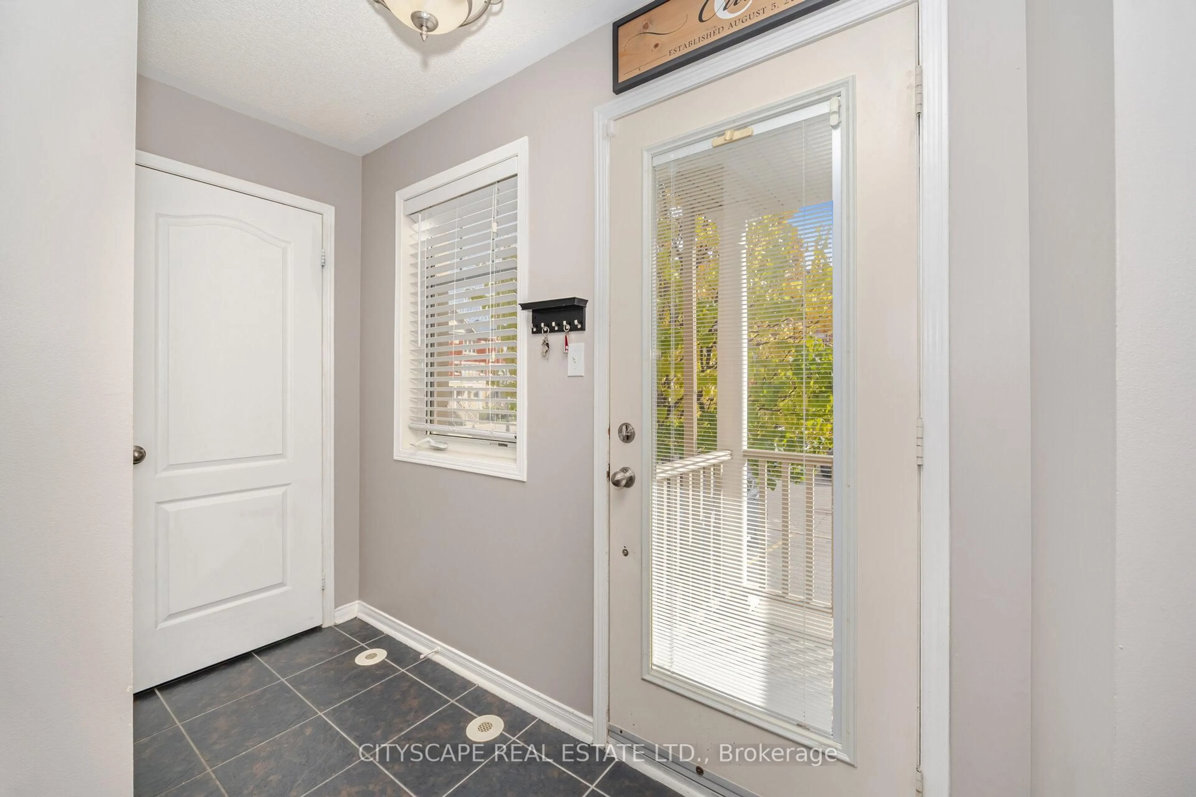 Indoor entryway for 5050 Intrepid Dr #14, Mississauga Ontario L5M 0E5