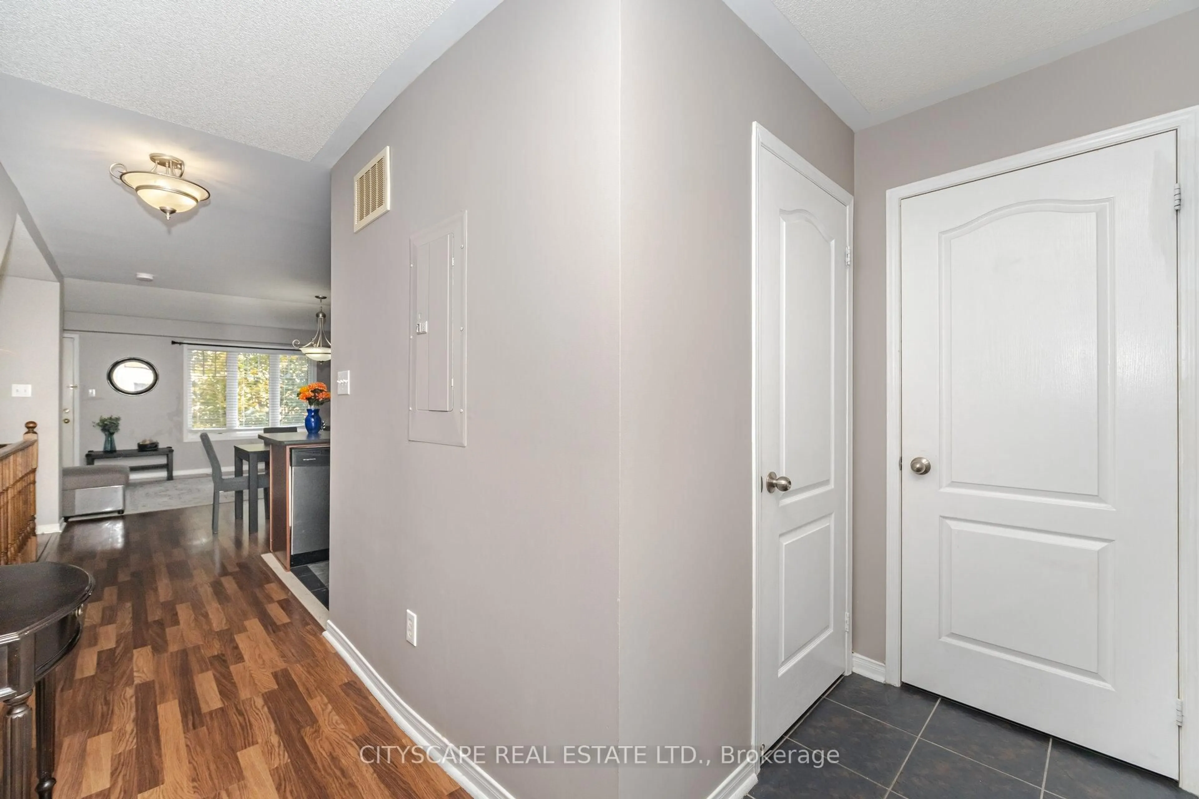 Indoor entryway for 5050 Intrepid Dr #14, Mississauga Ontario L5M 0E5
