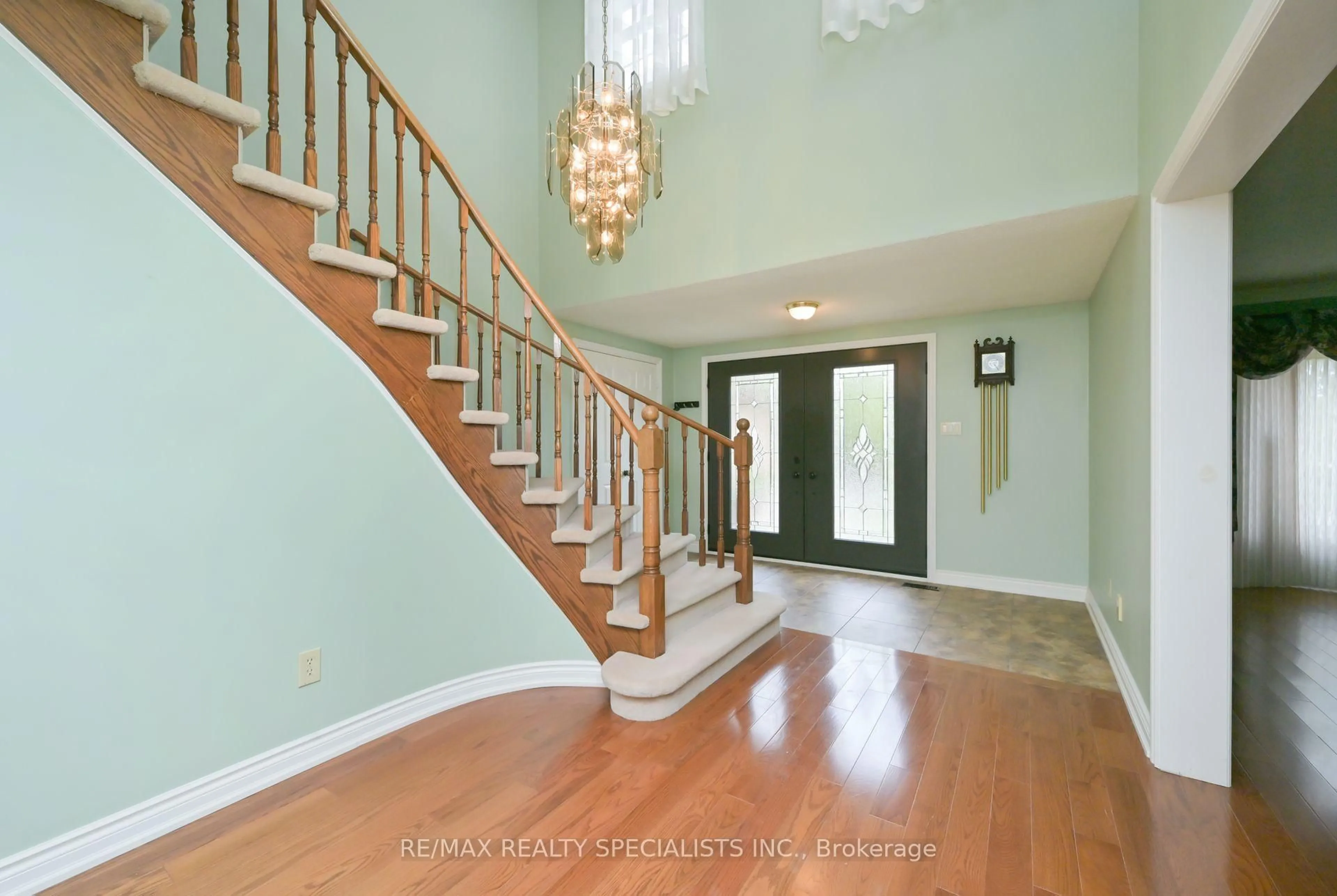 Indoor entryway for 50 Linden Cres, Brampton Ontario L6S 4A2