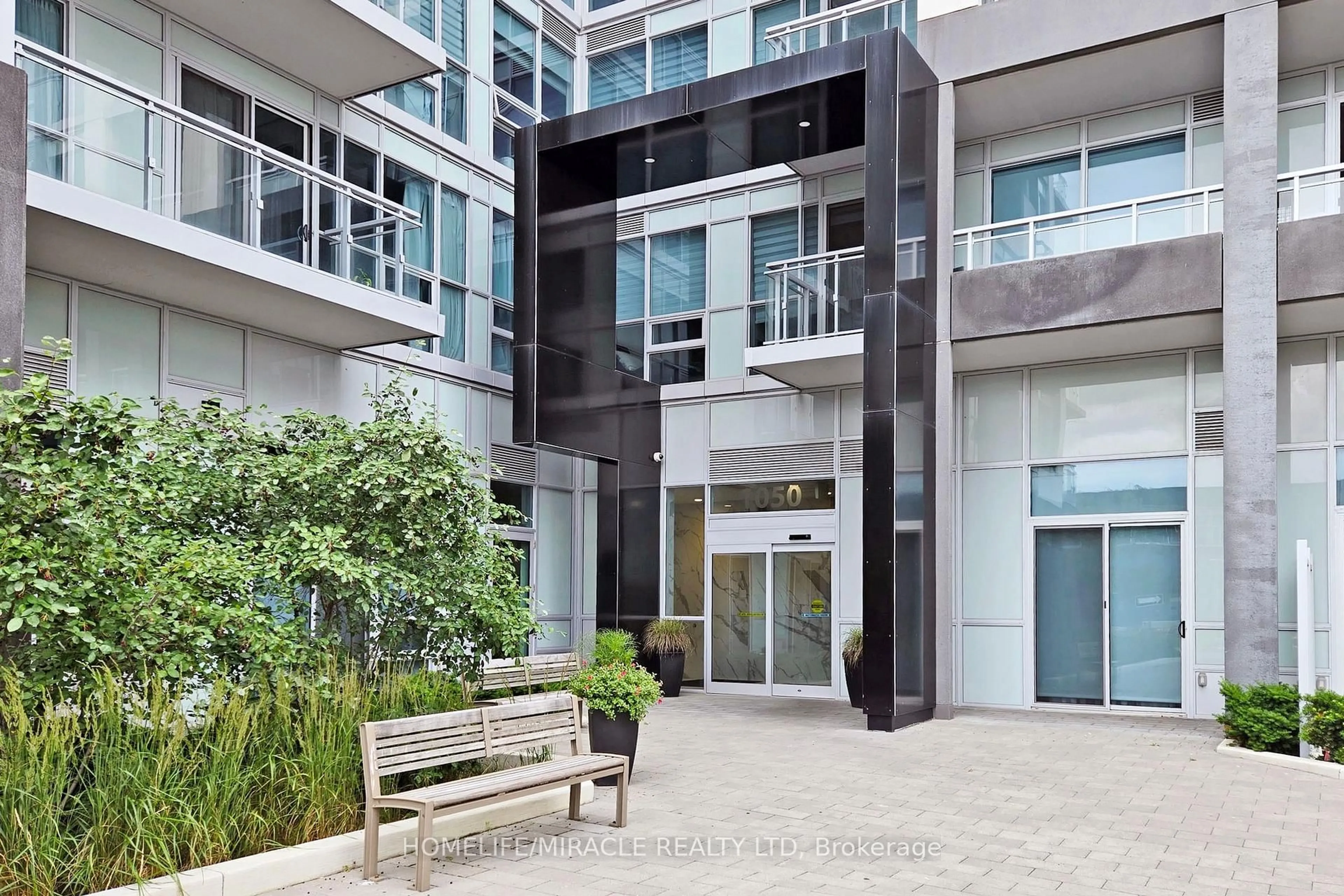 Indoor foyer for 1050 Main St #1106, Milton Ontario L9T 9M3