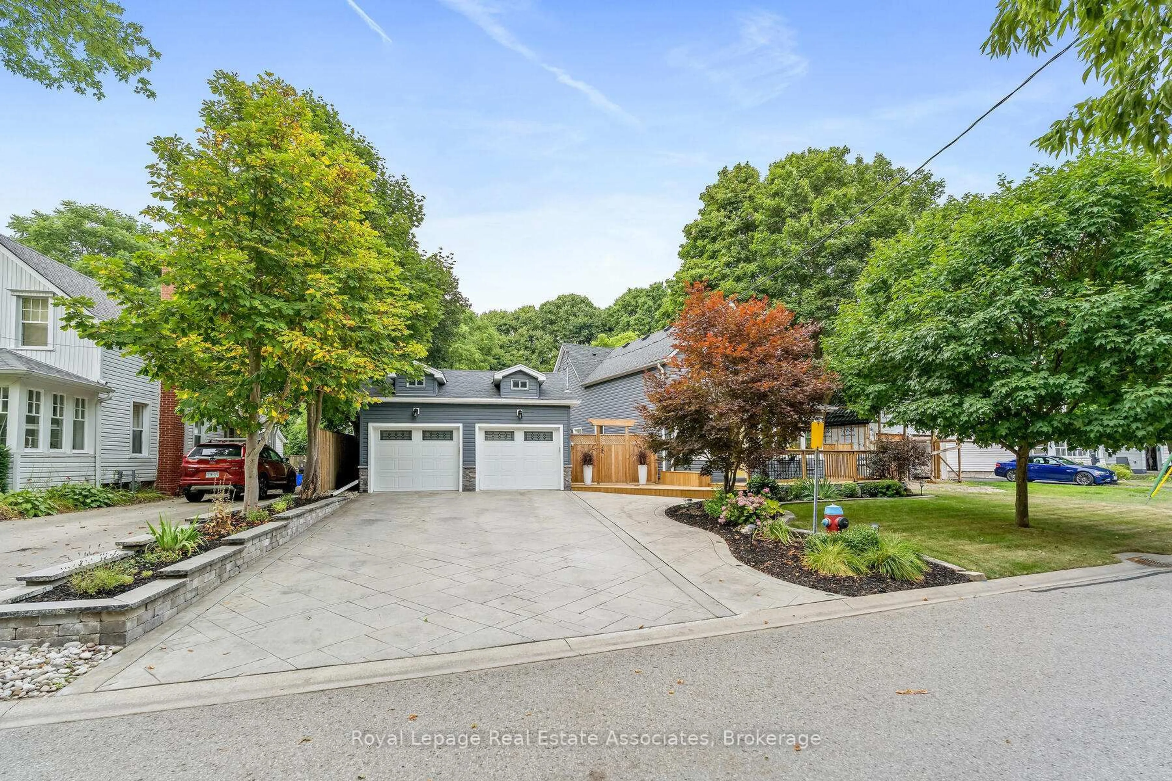 A pic from outside/outdoor area/front of a property/back of a property/a pic from drone, street for 119 CRESCENT St, Halton Hills Ontario L7J 2E1