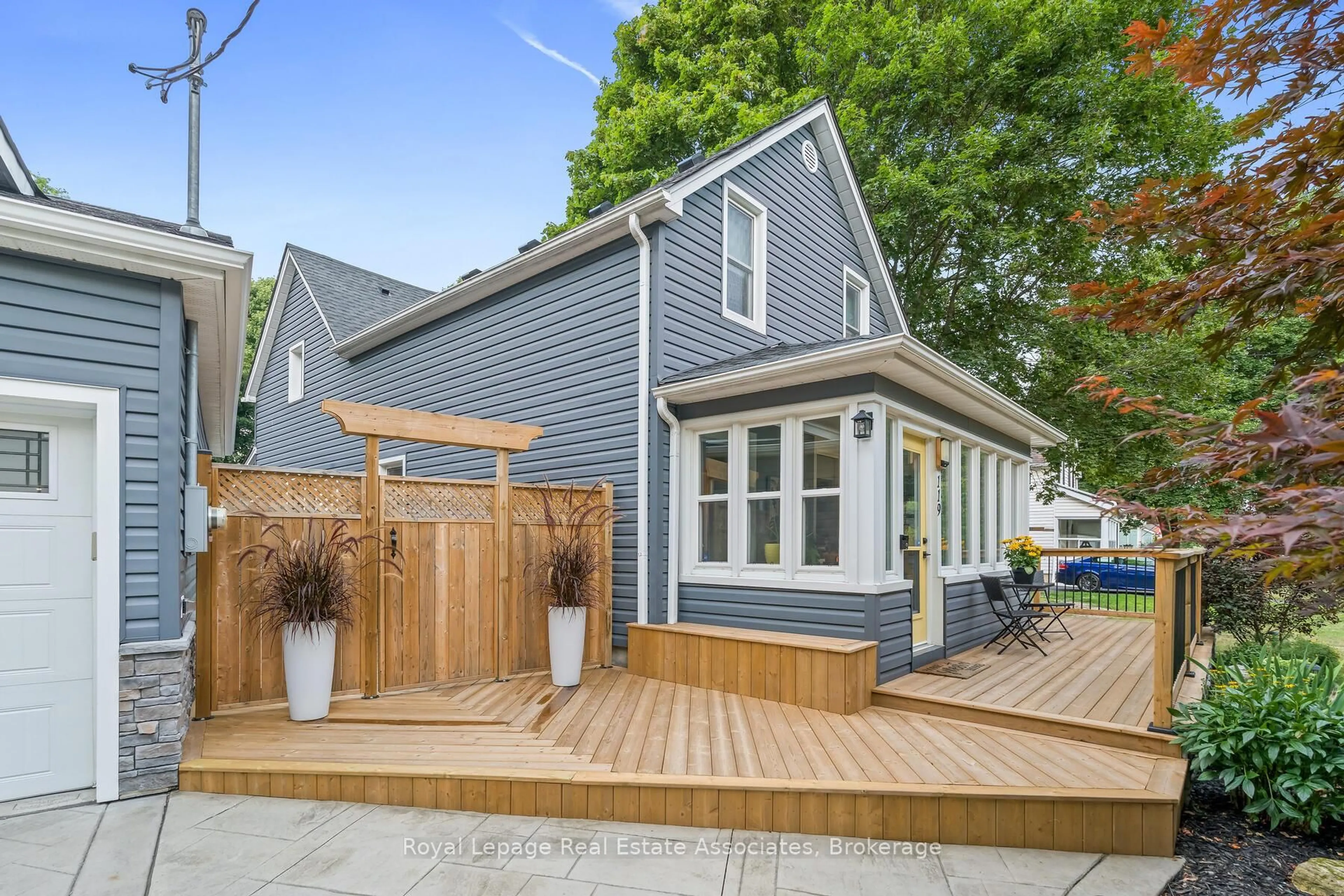 Home with vinyl exterior material, street for 119 CRESCENT St, Halton Hills Ontario L7J 2E1