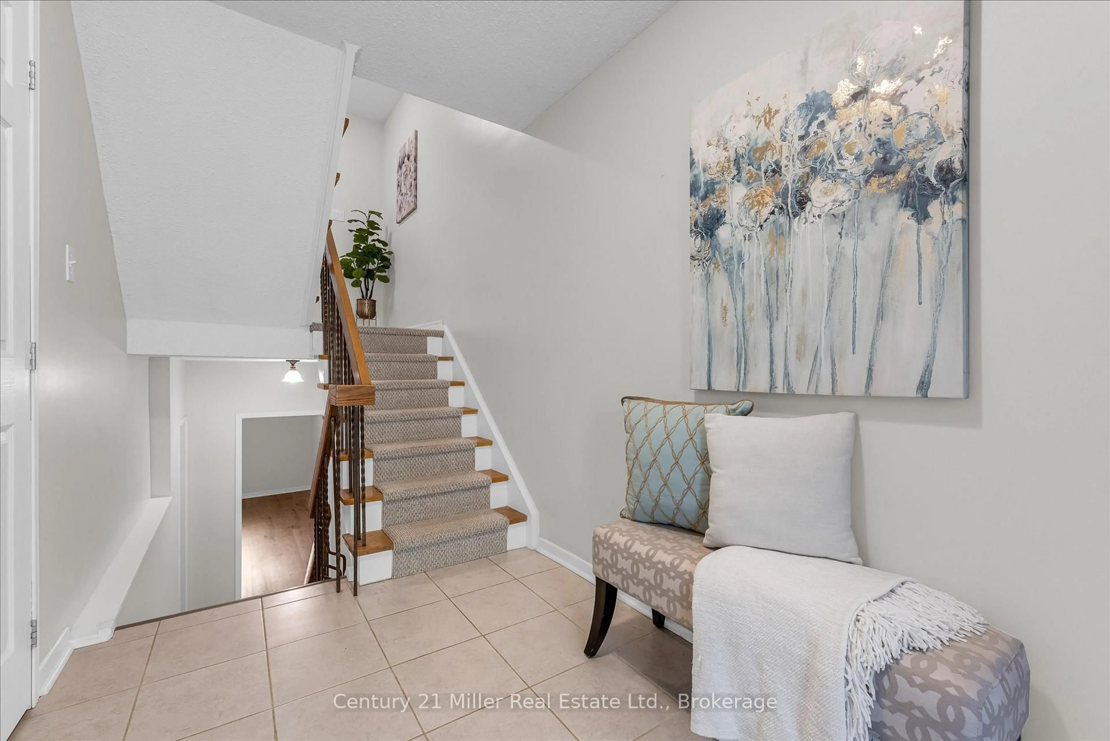 Indoor entryway for 1310 Hampton St #19, Oakville Ontario L6H 2S6