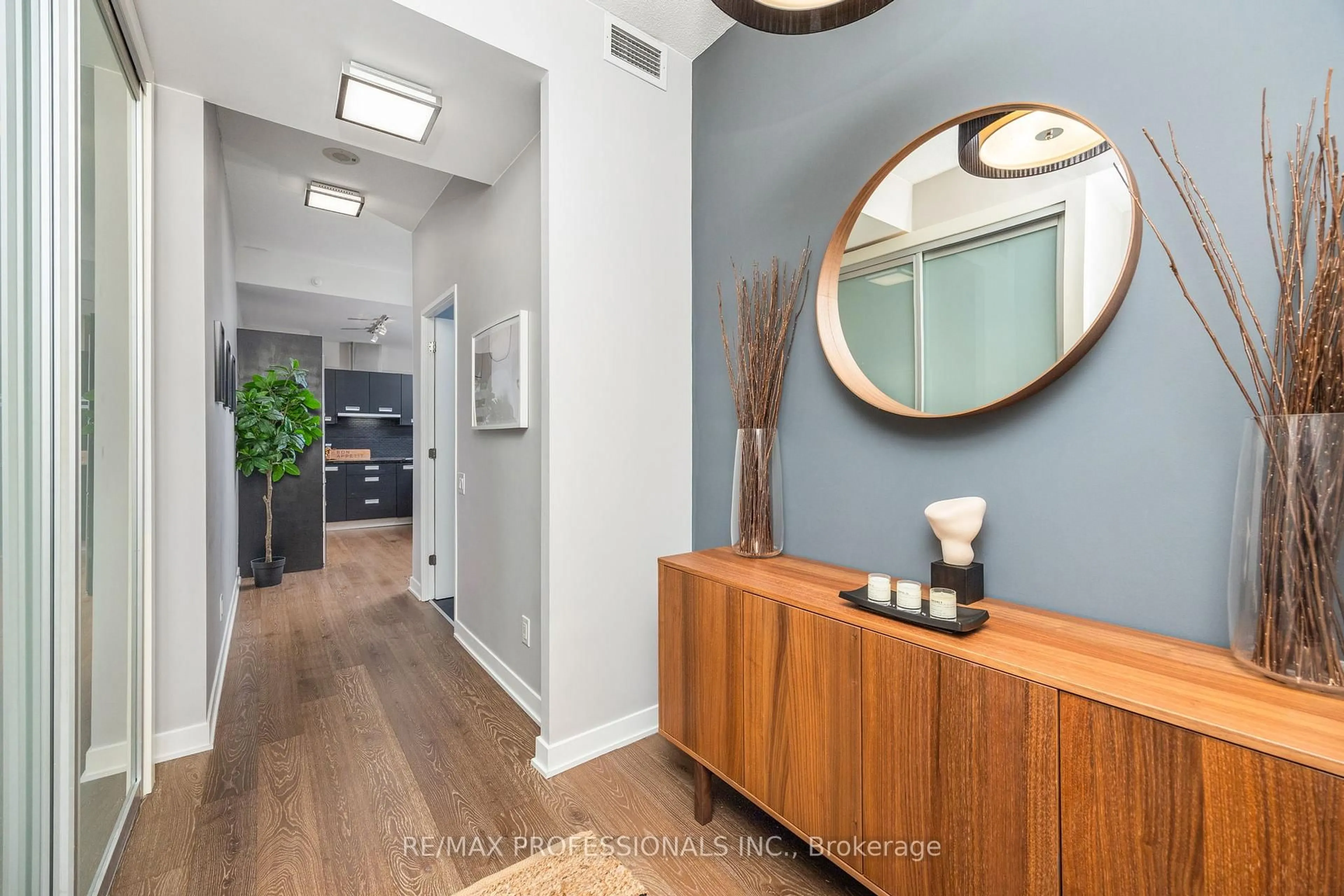 Indoor entryway for 88 Park Lawn Rd #911, Toronto Ontario M8Y 0B5