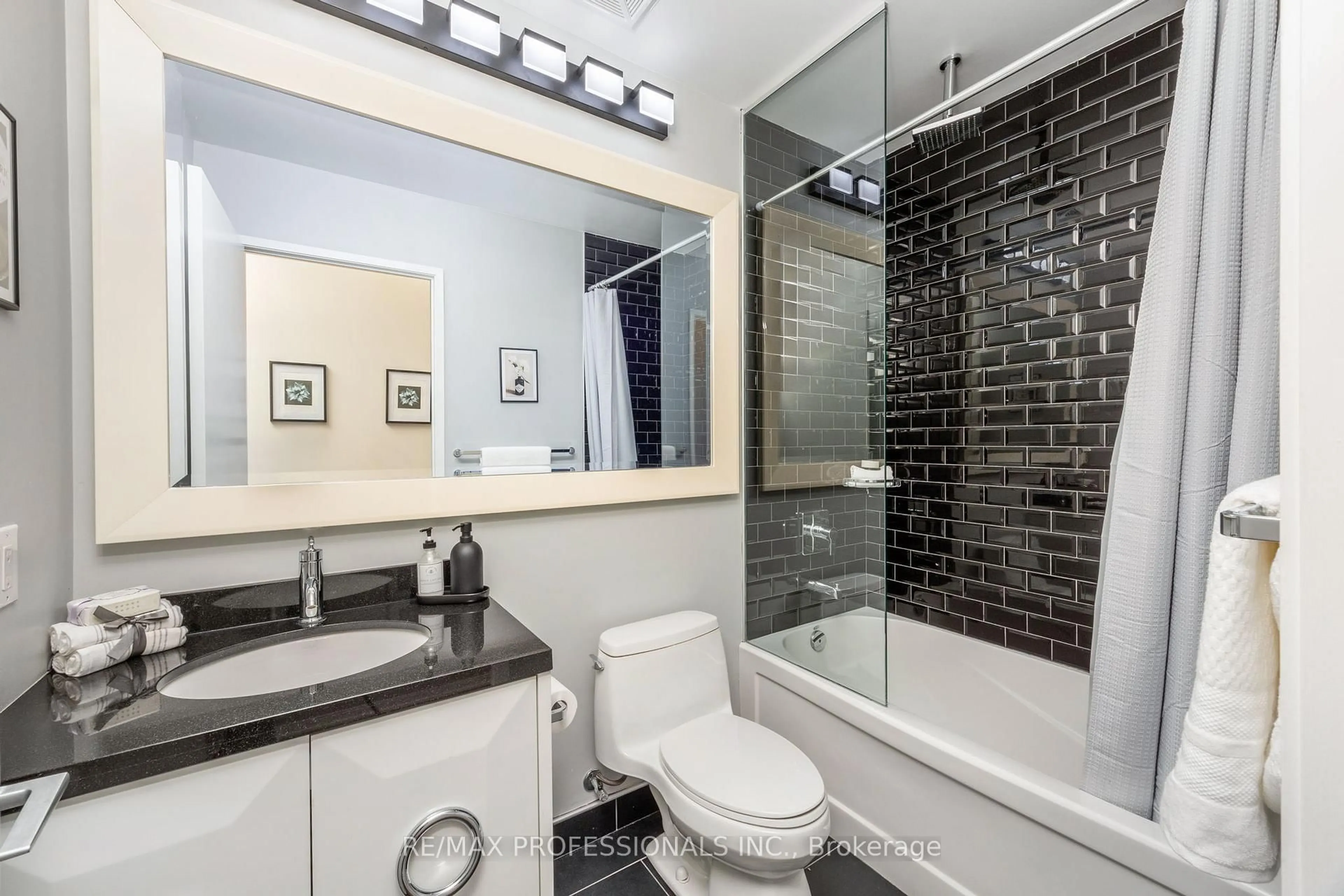 Standard bathroom, ceramic/tile floor for 88 Park Lawn Rd #911, Toronto Ontario M8Y 0B5