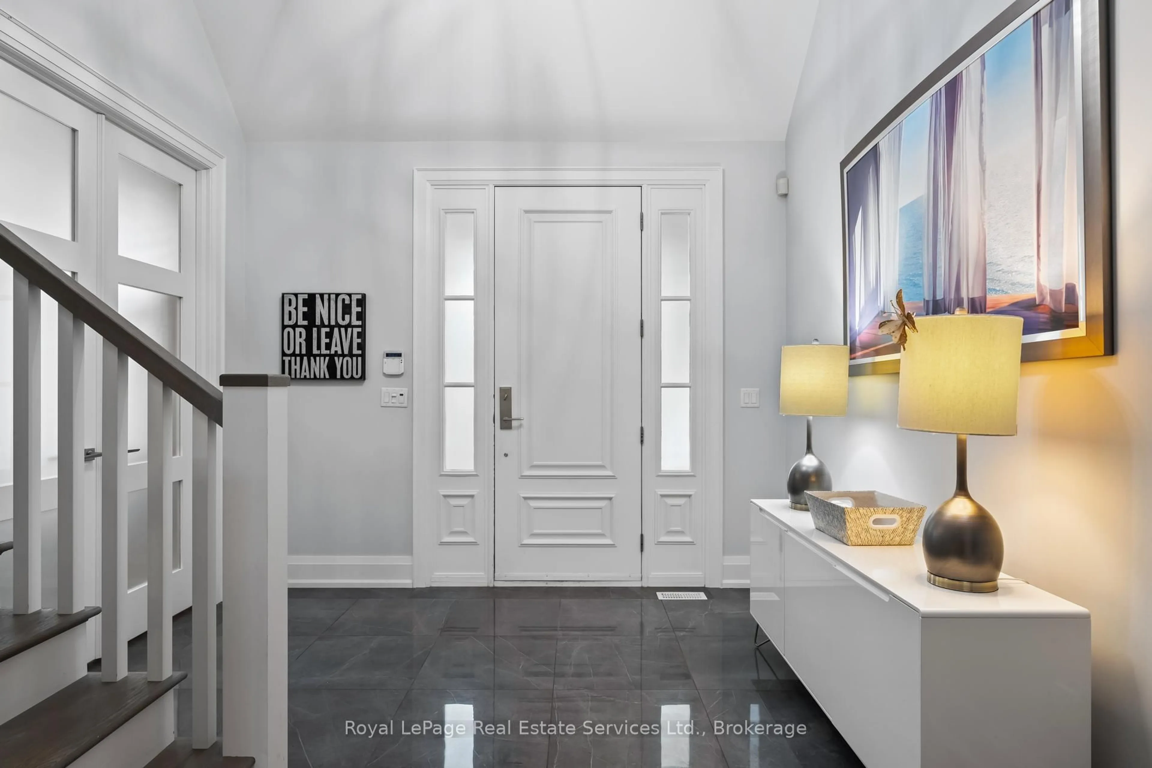 Indoor entryway for 231 Cherryhill Rd, Oakville Ontario L6L 3E3