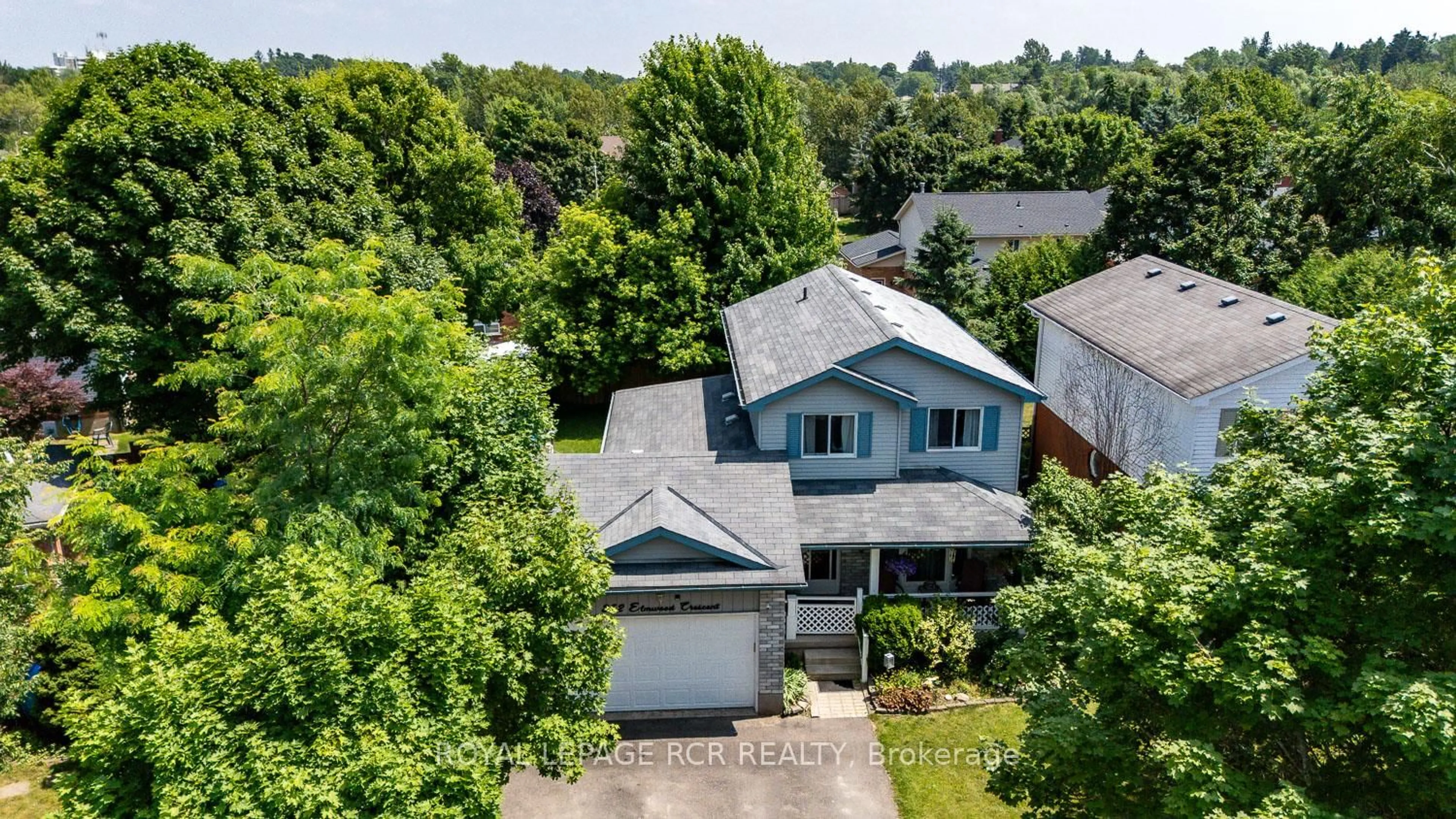 A pic from outside/outdoor area/front of a property/back of a property/a pic from drone, street for 252 Elmwood Cres, Orangeville Ontario L9W 4T4