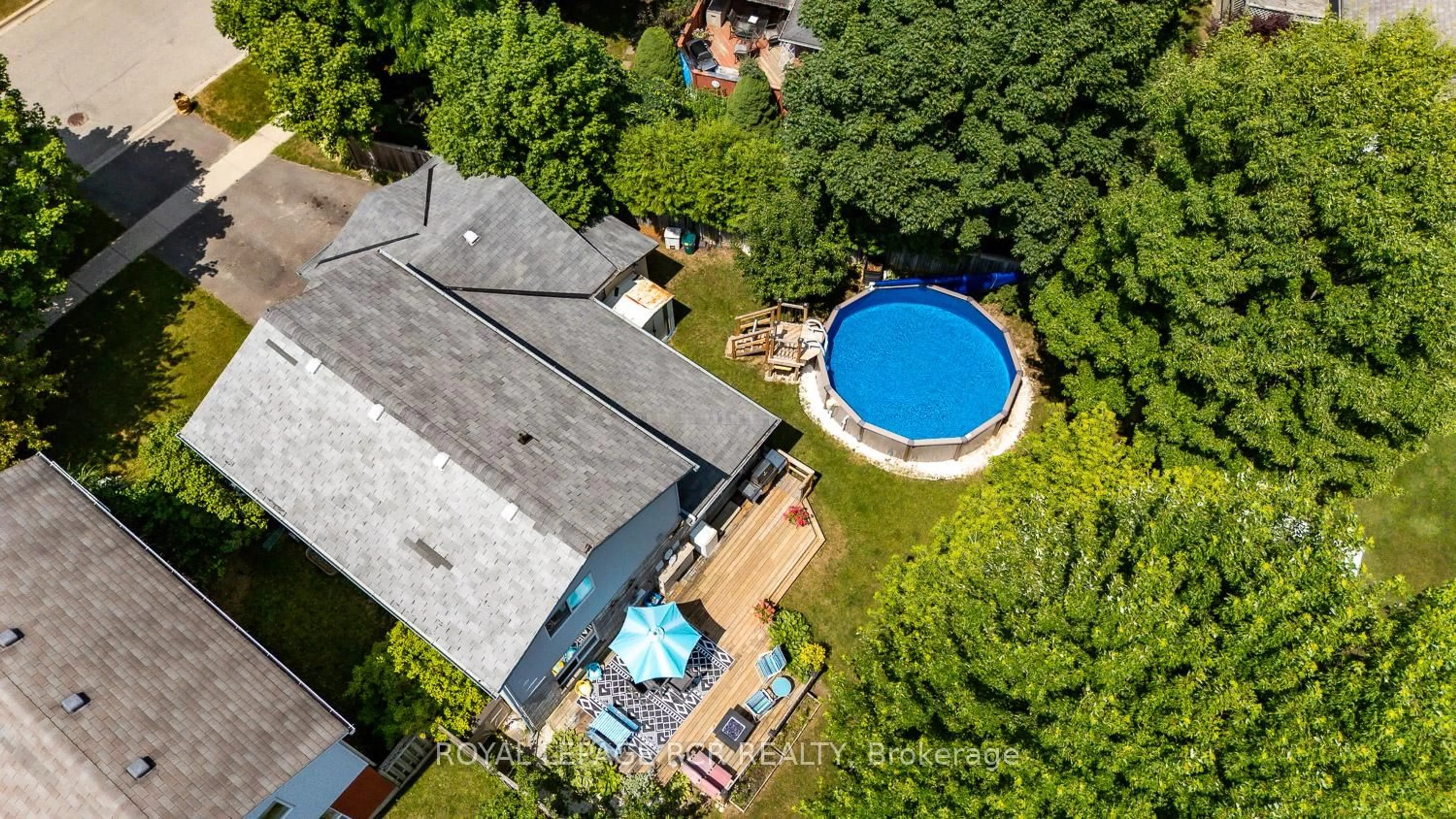 A pic from outside/outdoor area/front of a property/back of a property/a pic from drone, water/lake/river/ocean view for 252 Elmwood Cres, Orangeville Ontario L9W 4T4