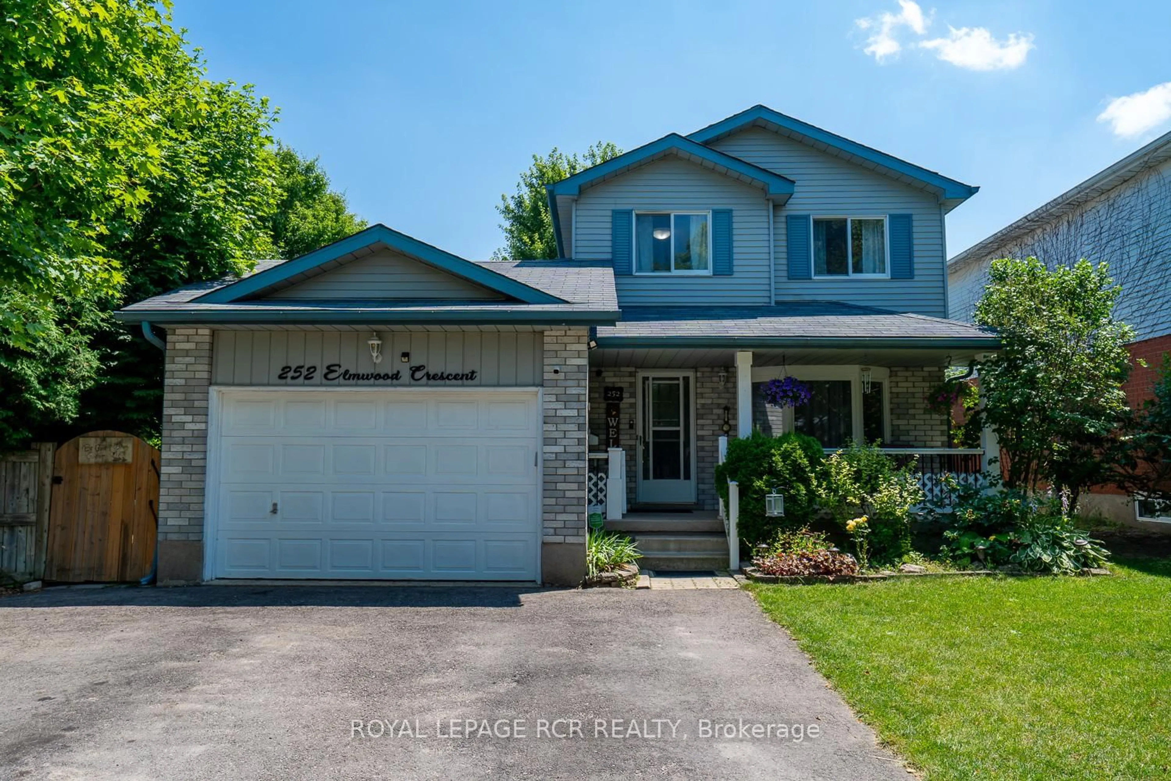 Home with vinyl exterior material, street for 252 Elmwood Cres, Orangeville Ontario L9W 4T4