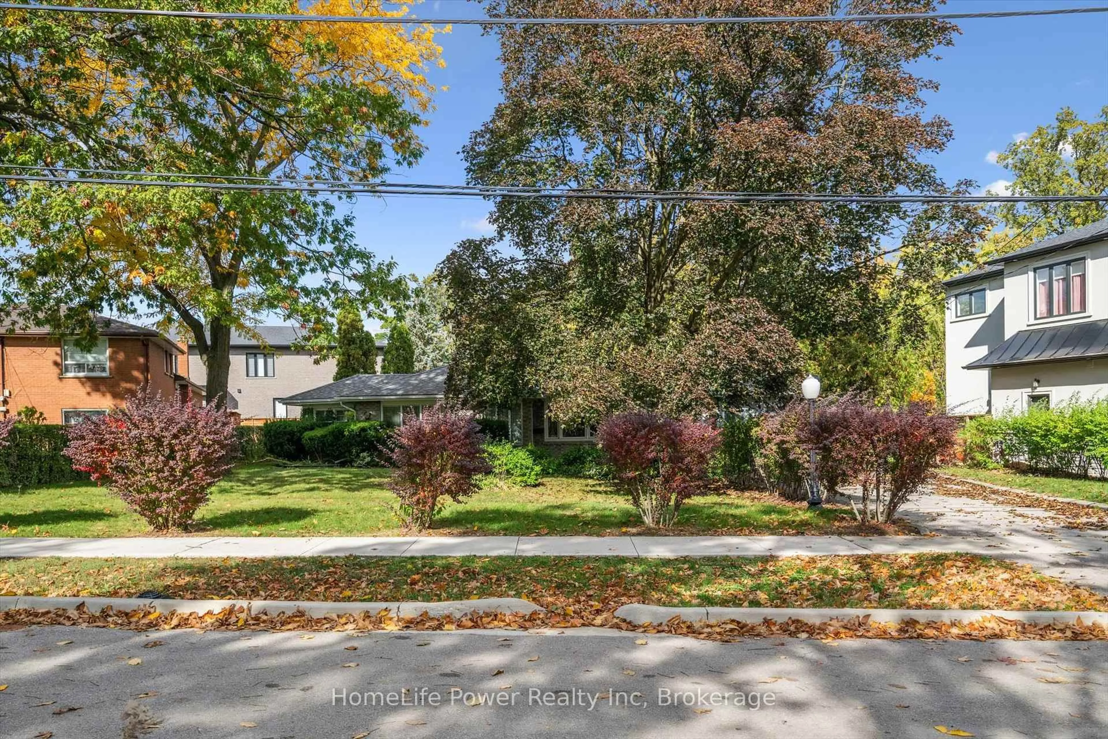 A pic from outside/outdoor area/front of a property/back of a property/a pic from drone, street for 2085 Fowler Crt, Mississauga Ontario L5K 1B7