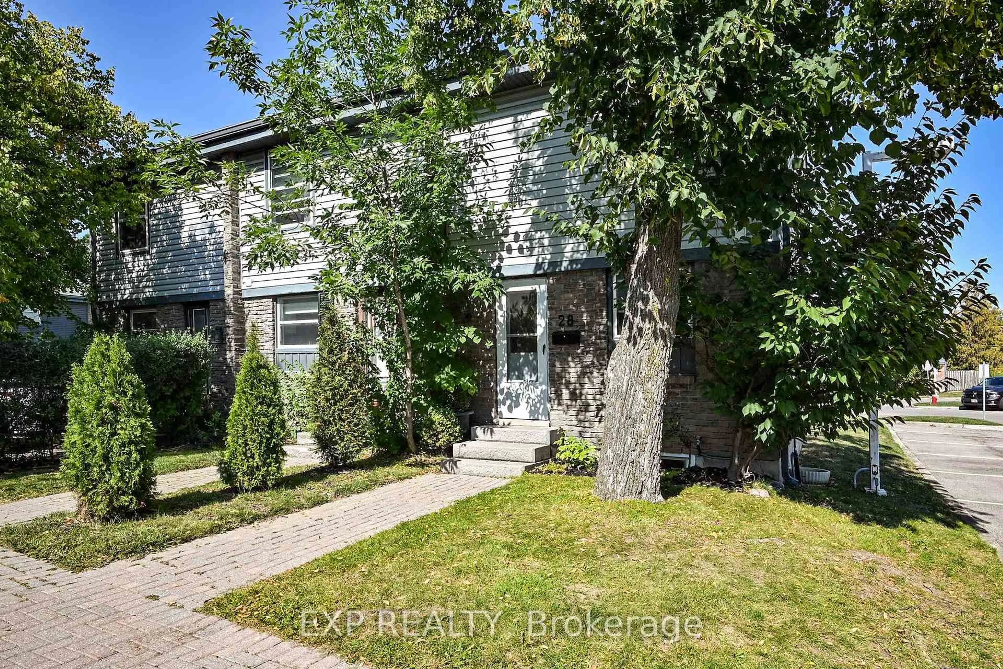 A pic from outside/outdoor area/front of a property/back of a property/a pic from drone, street for 6699 Falconer Dr #28, Mississauga Ontario L5N 2E3
