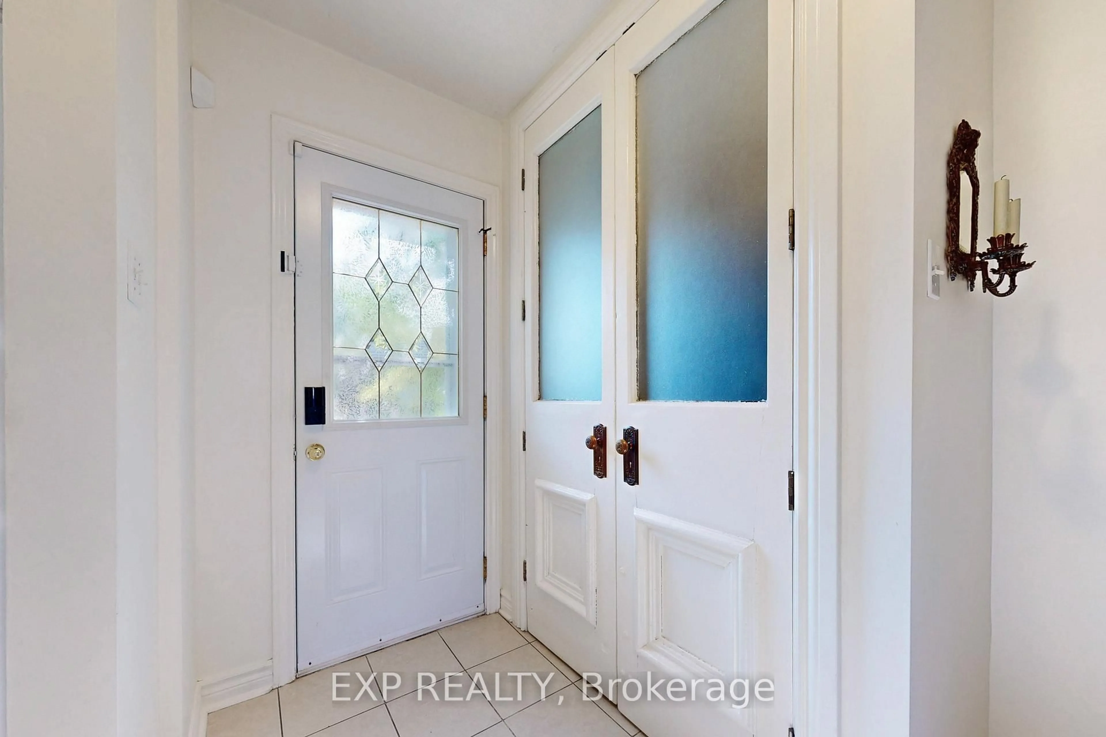 Indoor entryway for 6699 Falconer Dr #28, Mississauga Ontario L5N 2E3