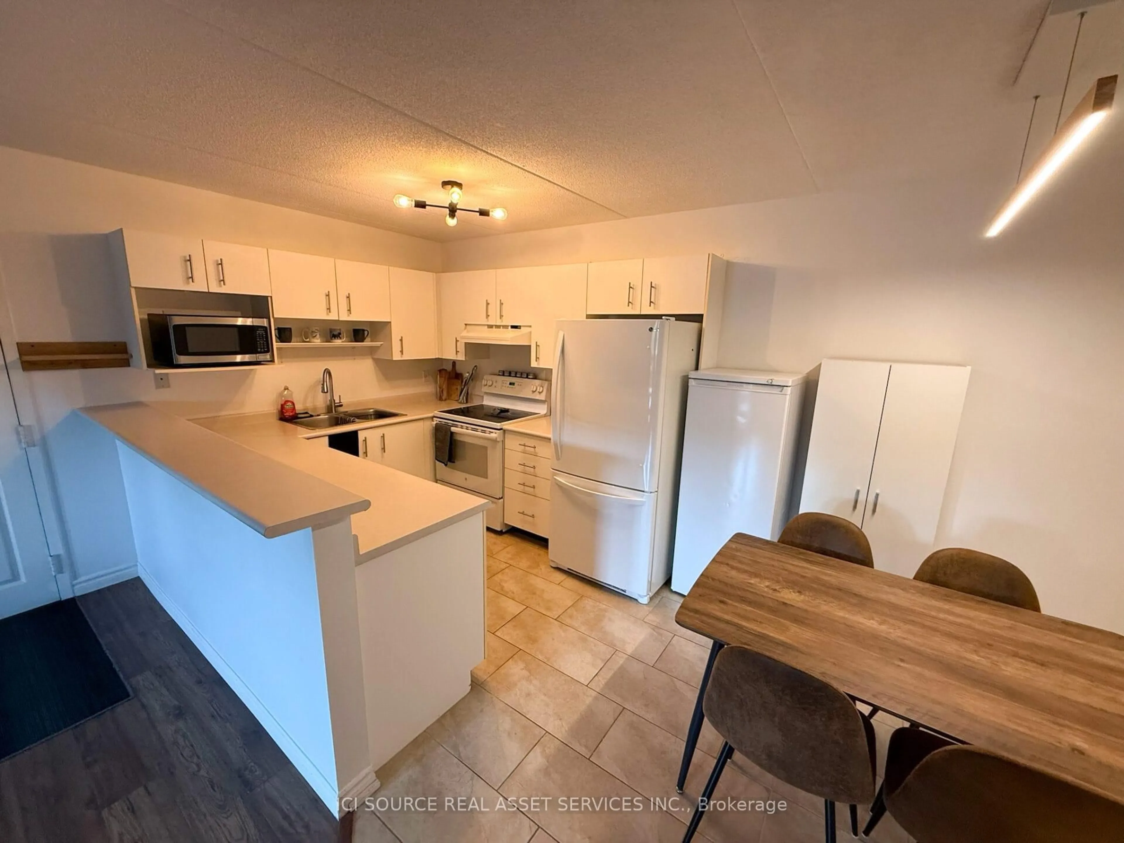 Standard kitchen, unknown for 4003 Kilmer Dr #204, Burlington Ontario L7M 4M1