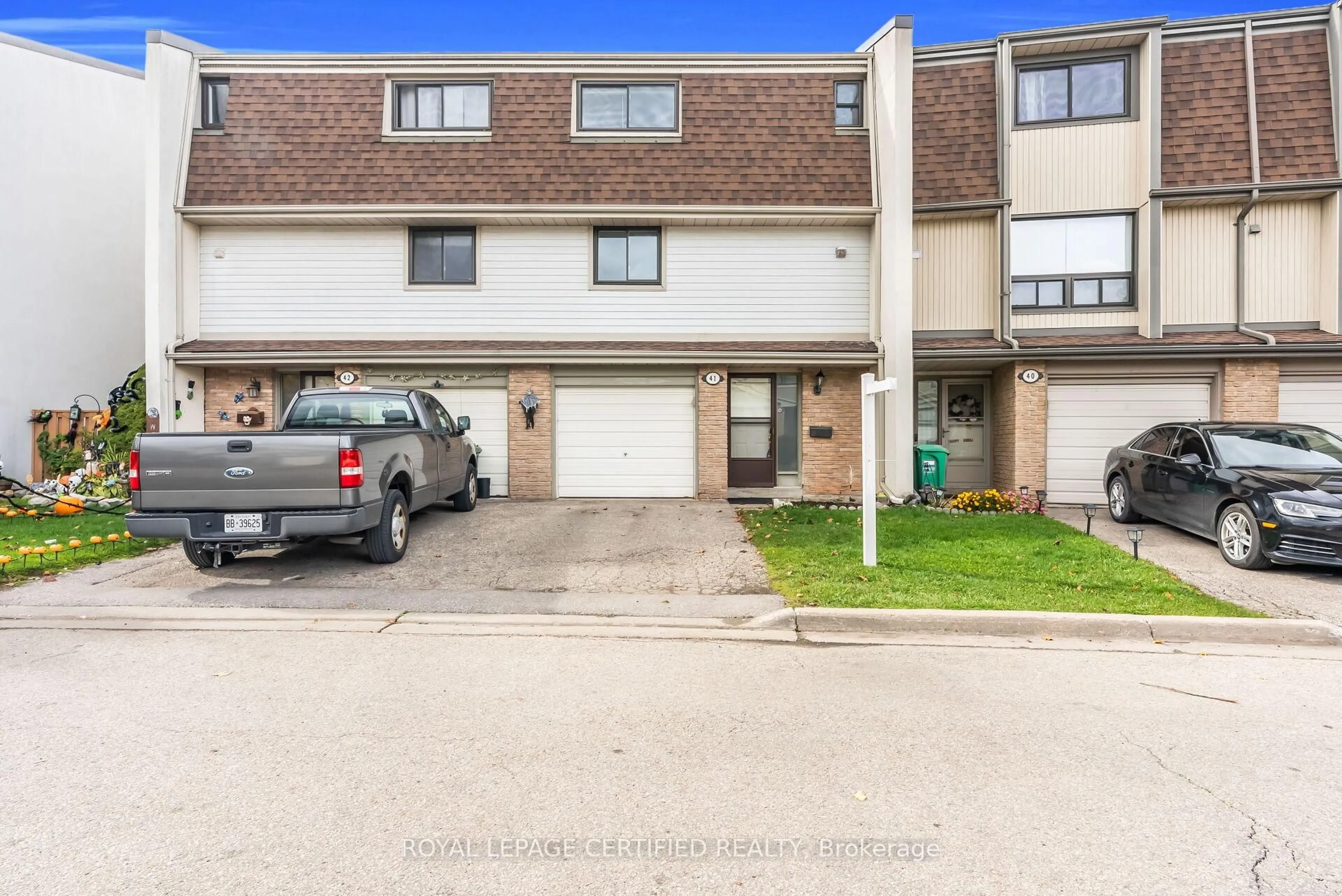 A pic from outside/outdoor area/front of a property/back of a property/a pic from drone, street for 41 Ashton Cres, Brampton Ontario L6S 3J9
