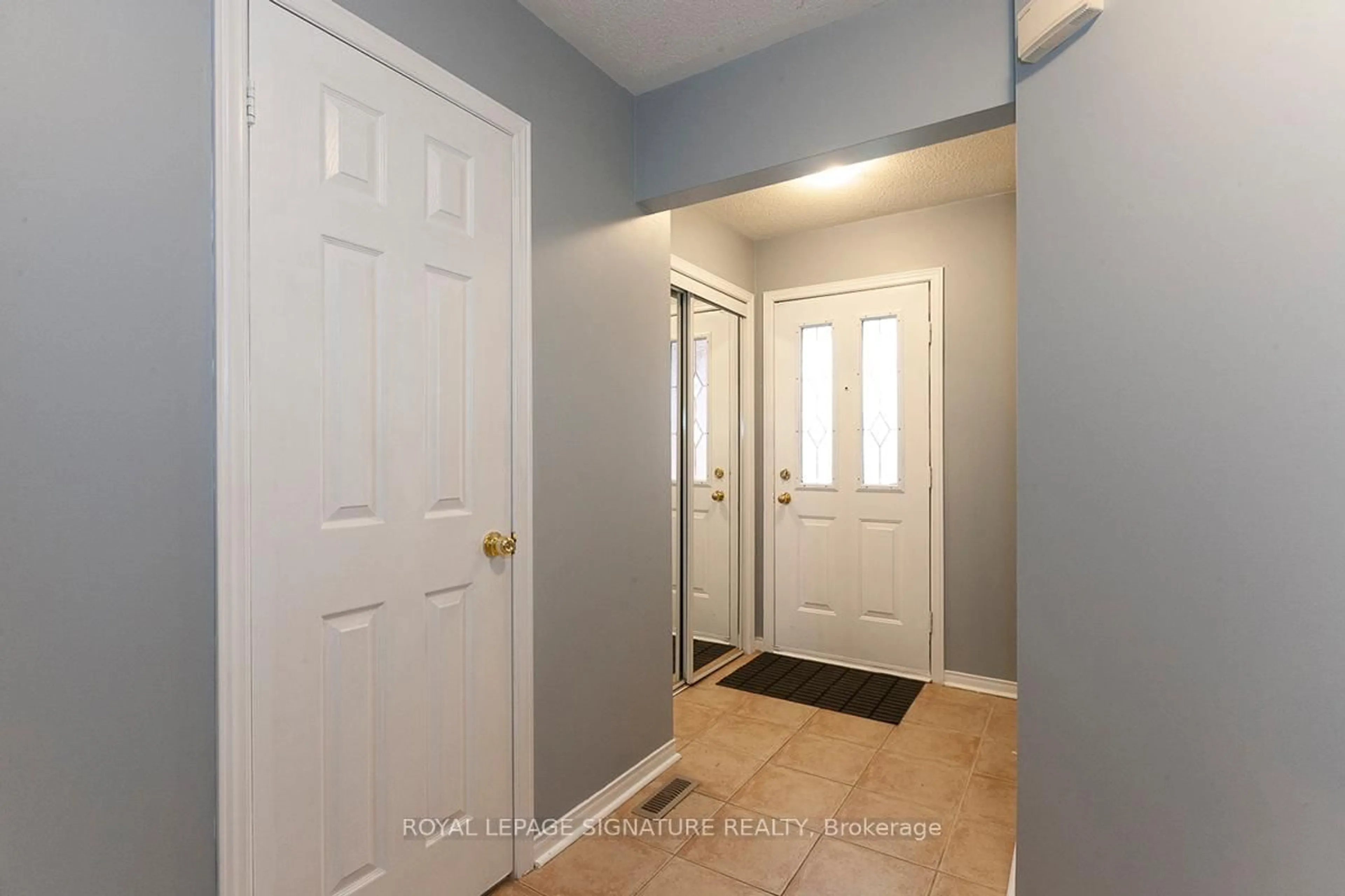 Indoor entryway for 5528 Antrex Cres, Mississauga Ontario L4Z 3T6