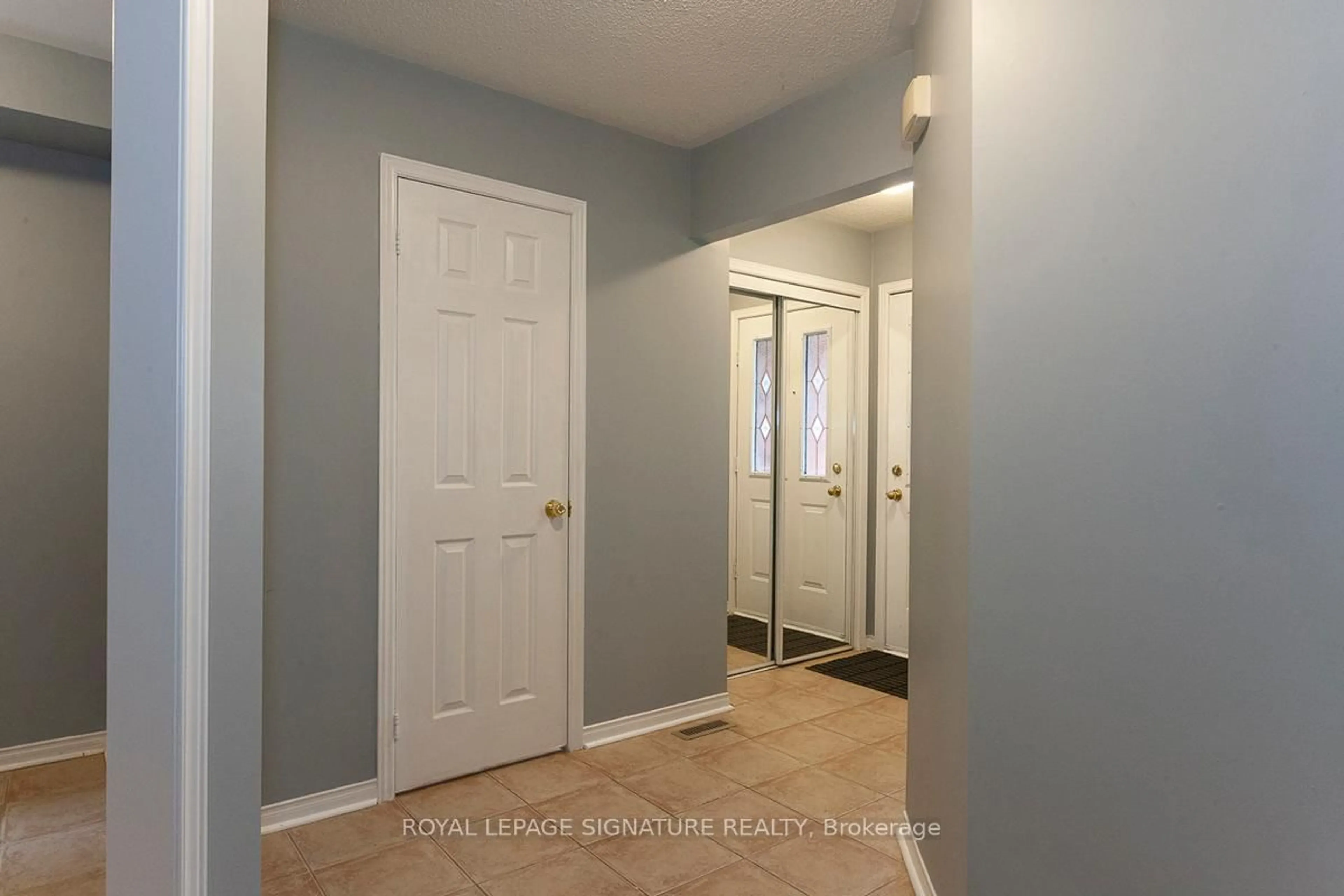 Indoor entryway for 5528 Antrex Cres, Mississauga Ontario L4Z 3T6