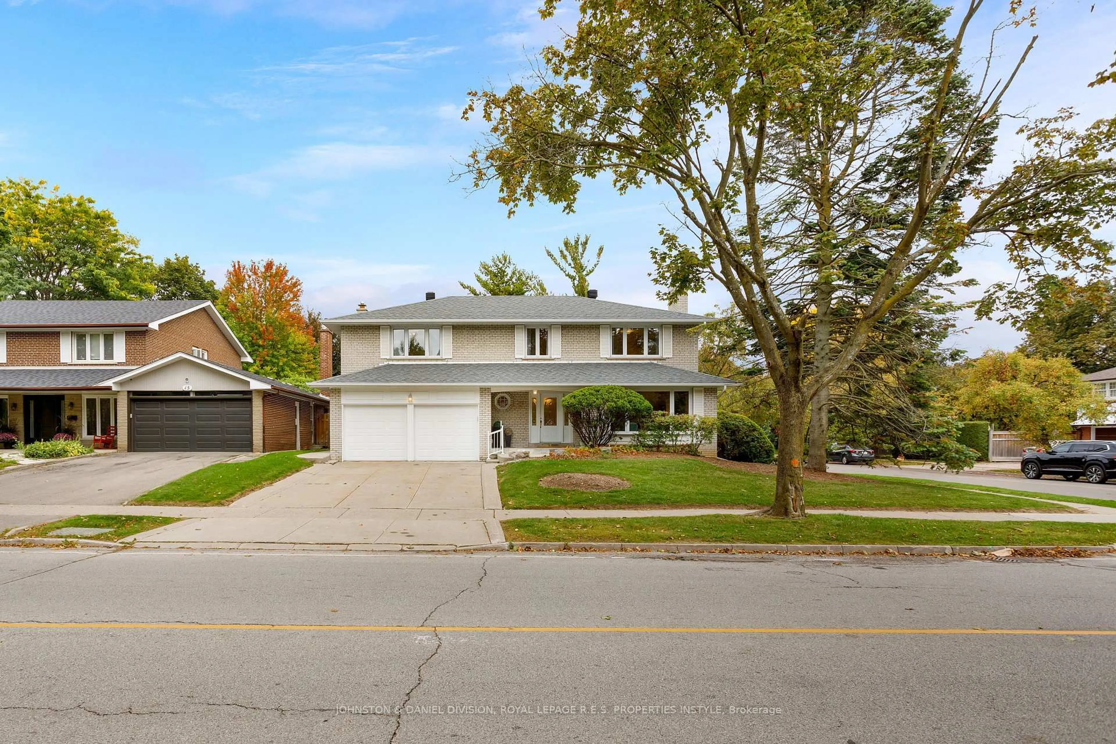 A pic from outside/outdoor area/front of a property/back of a property/a pic from drone, street for 17 Longfield Rd, Toronto Ontario M9B 3E8