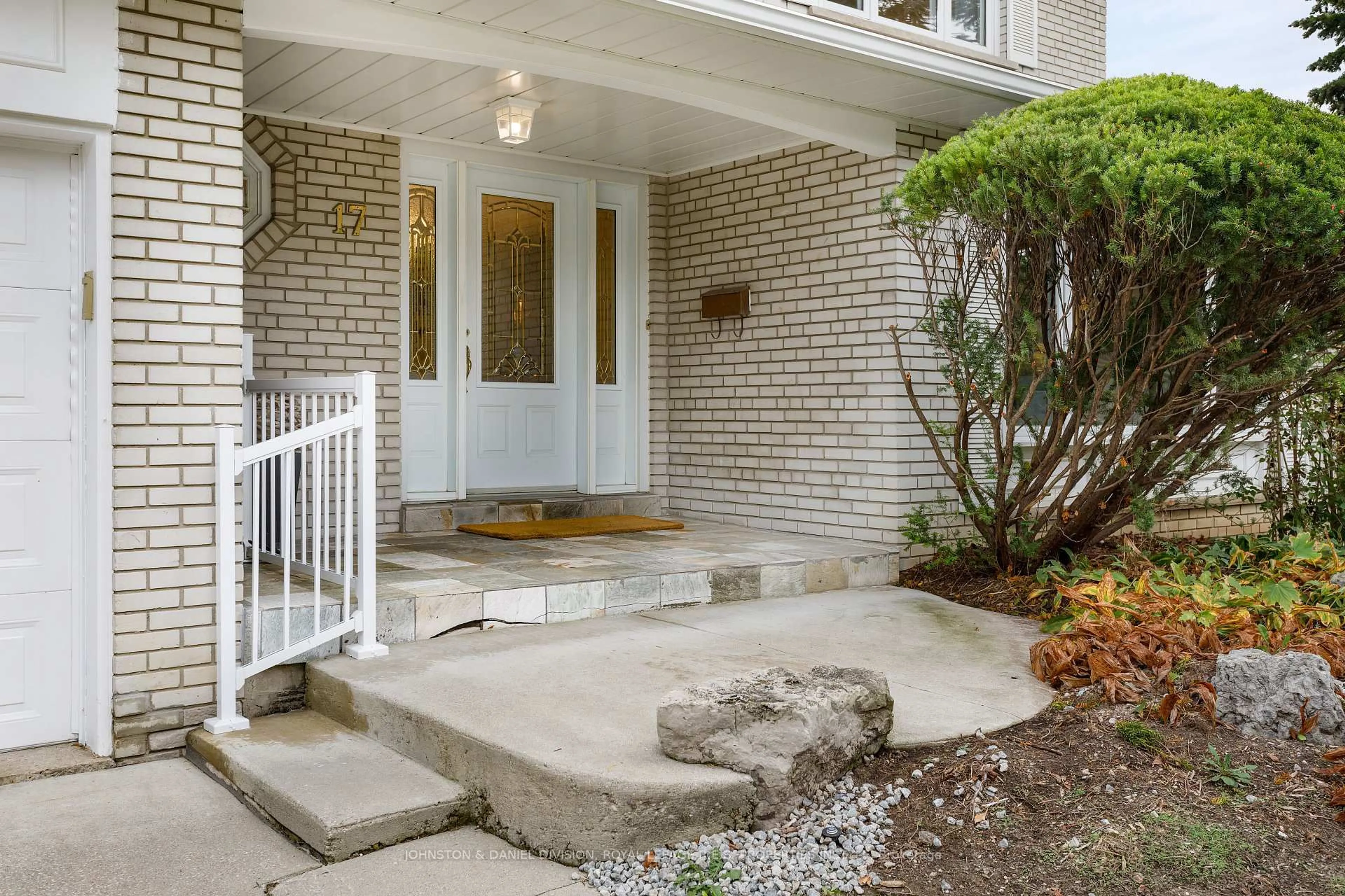 Indoor entryway for 17 Longfield Rd, Toronto Ontario M9B 3E8