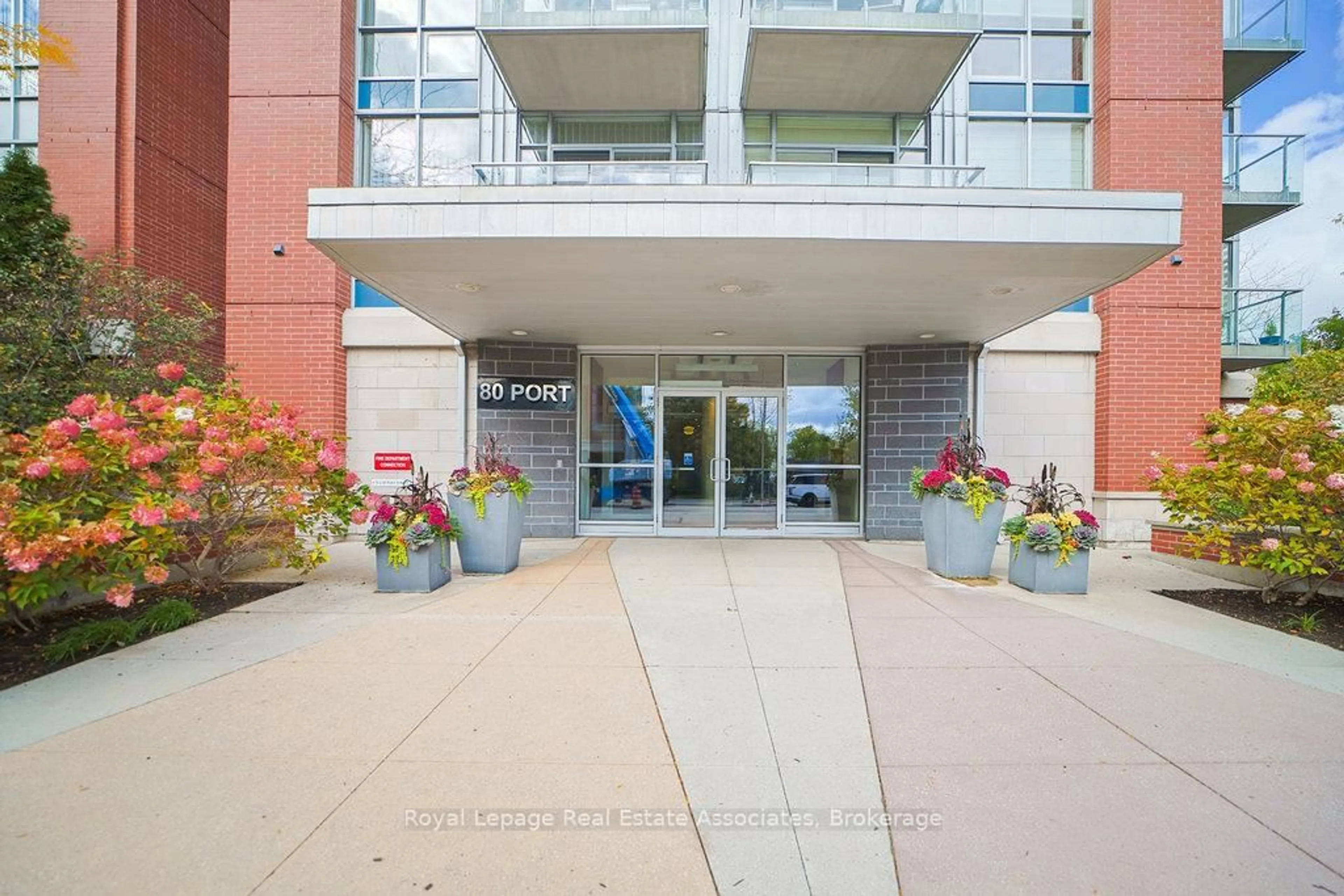Indoor foyer for 80 Port St #107, Mississauga Ontario L5G 4V6