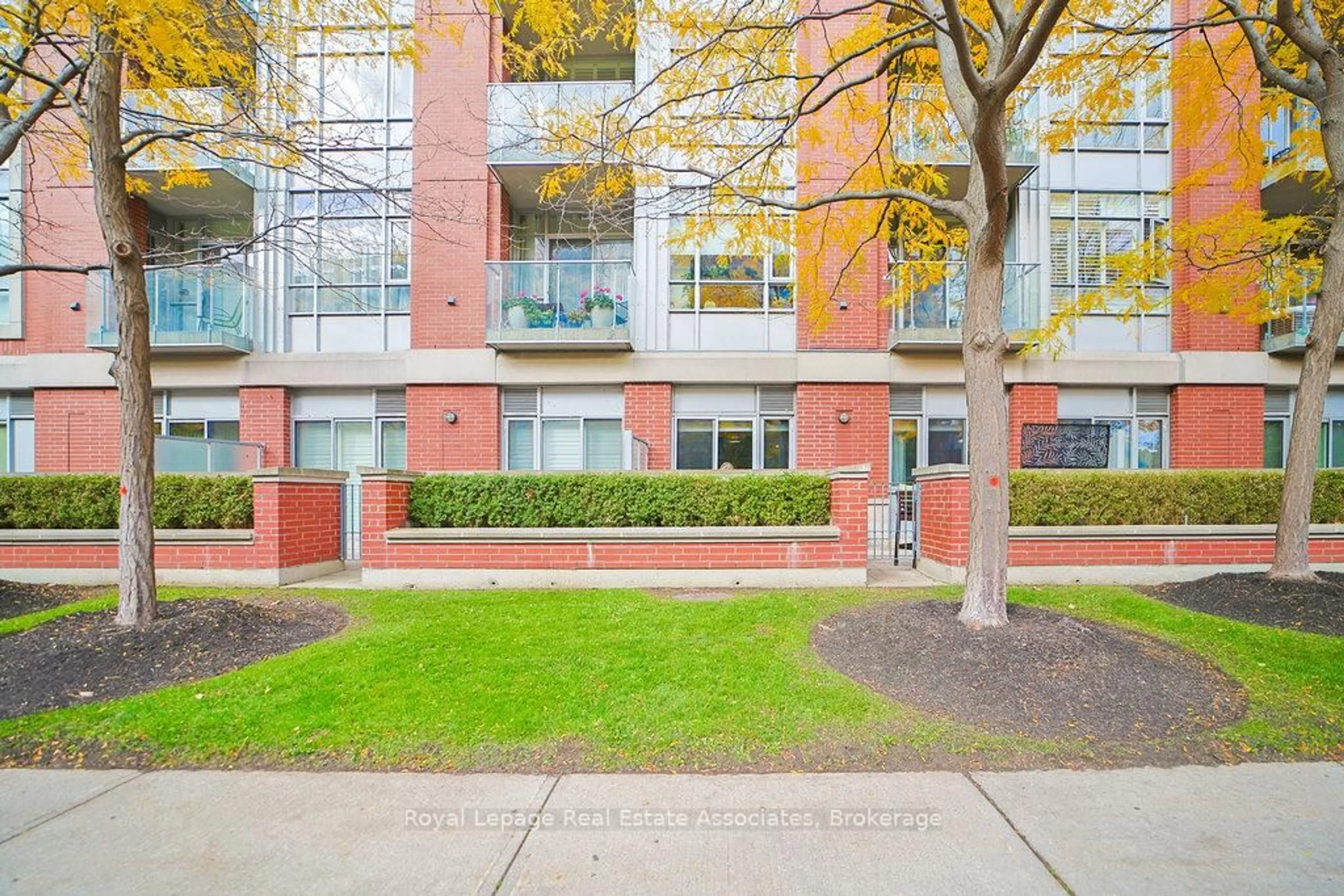 Patio, building for 80 Port St #107, Mississauga Ontario L5G 4V6