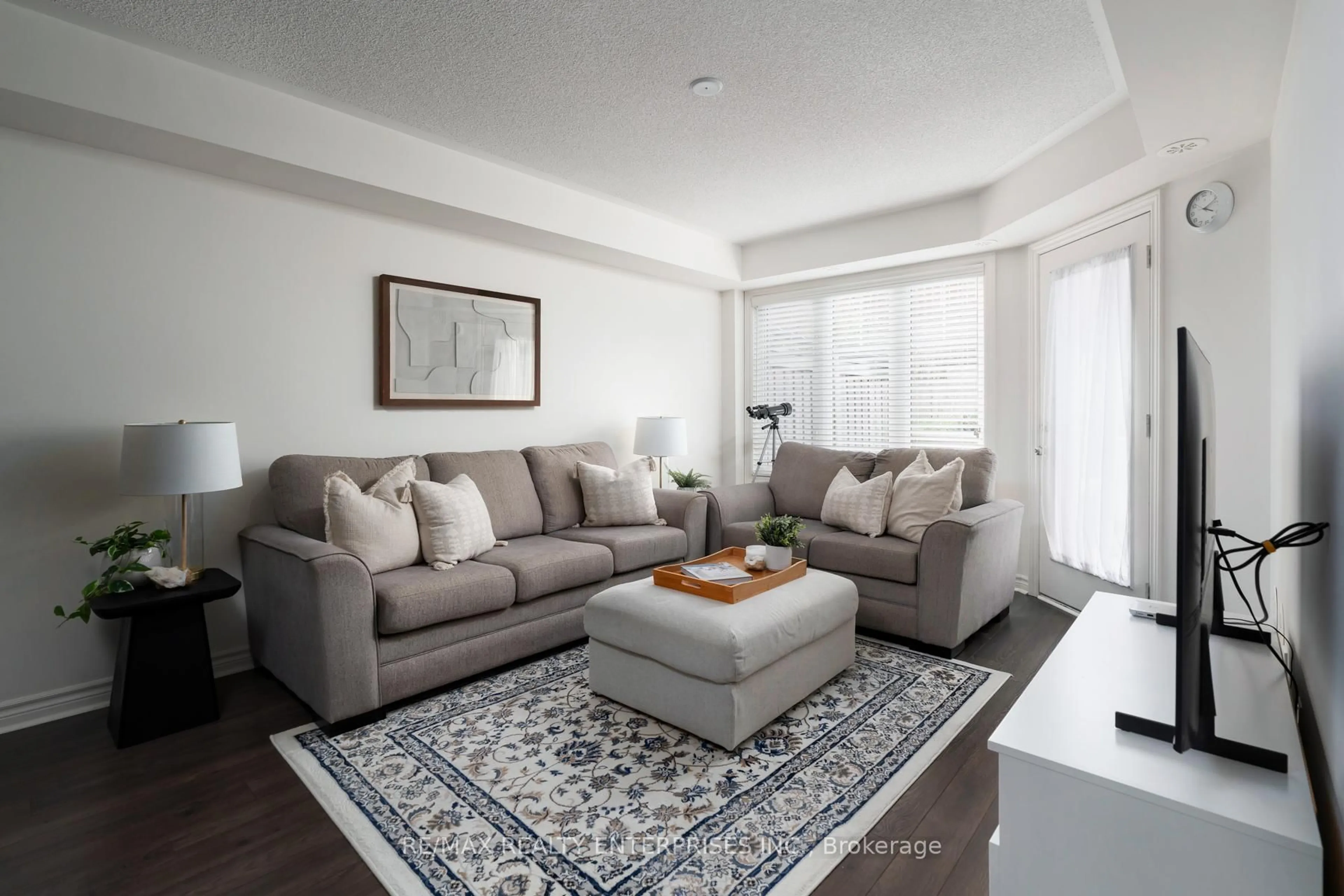 Living room with furniture, unknown for 2420 Baronwood Dr #7-01, Oakville Ontario L6M 0X6