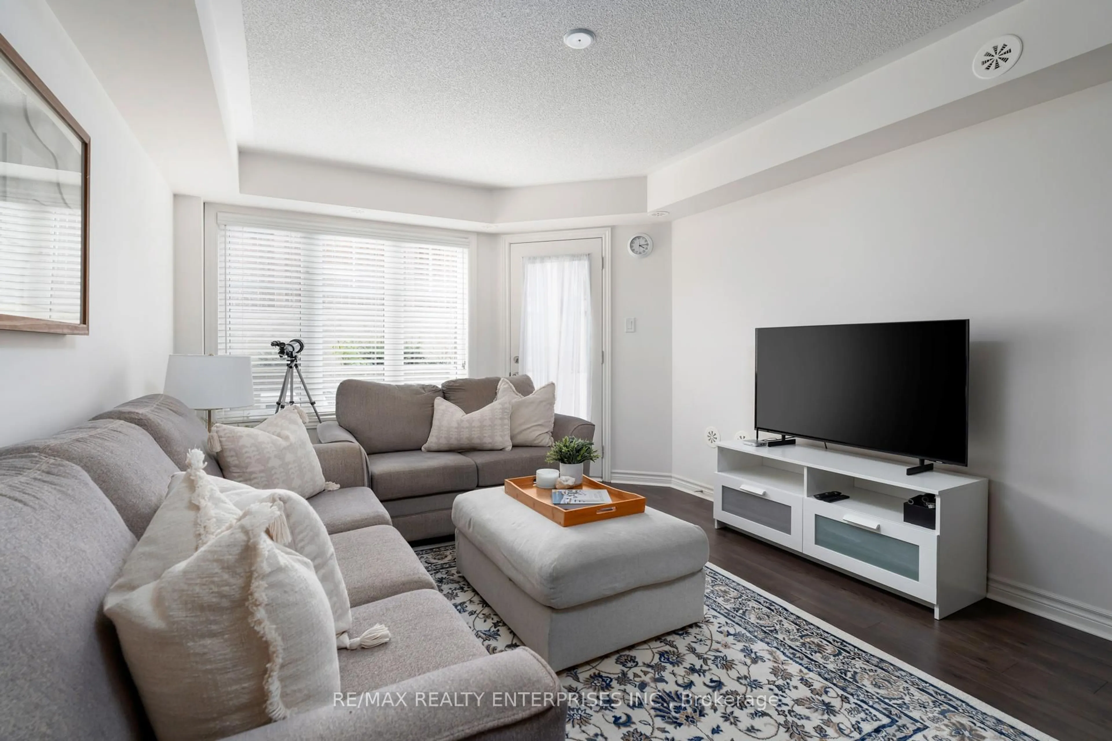 Living room with furniture, unknown for 2420 Baronwood Dr #7-01, Oakville Ontario L6M 0X6