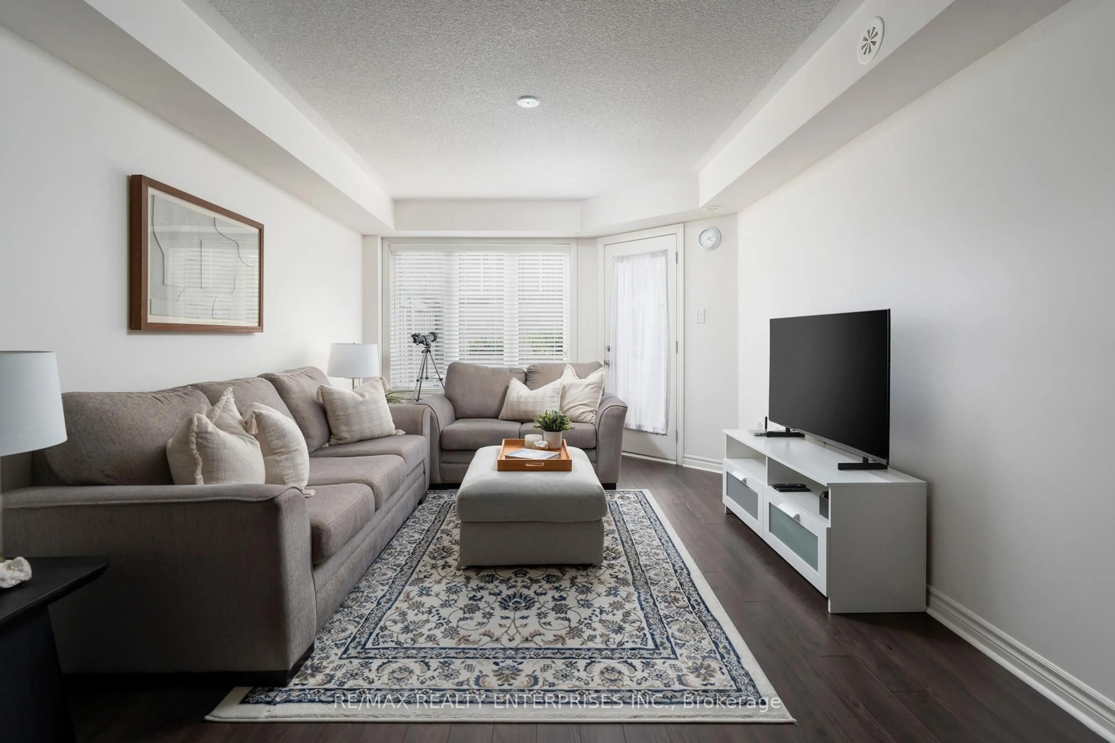 Living room with furniture, unknown for 2420 Baronwood Dr #7-01, Oakville Ontario L6M 0X6