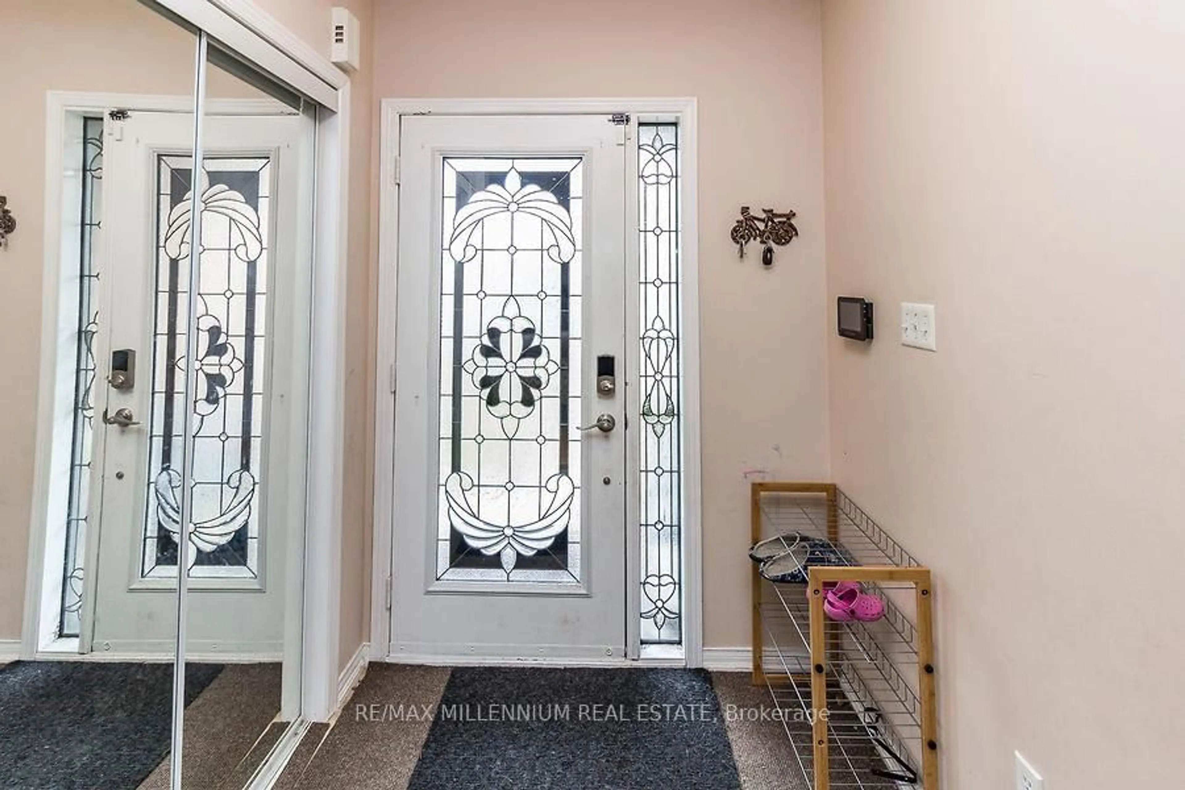 Indoor foyer for 9 Revelstoke Pl, Brampton Ontario L6R 3G3